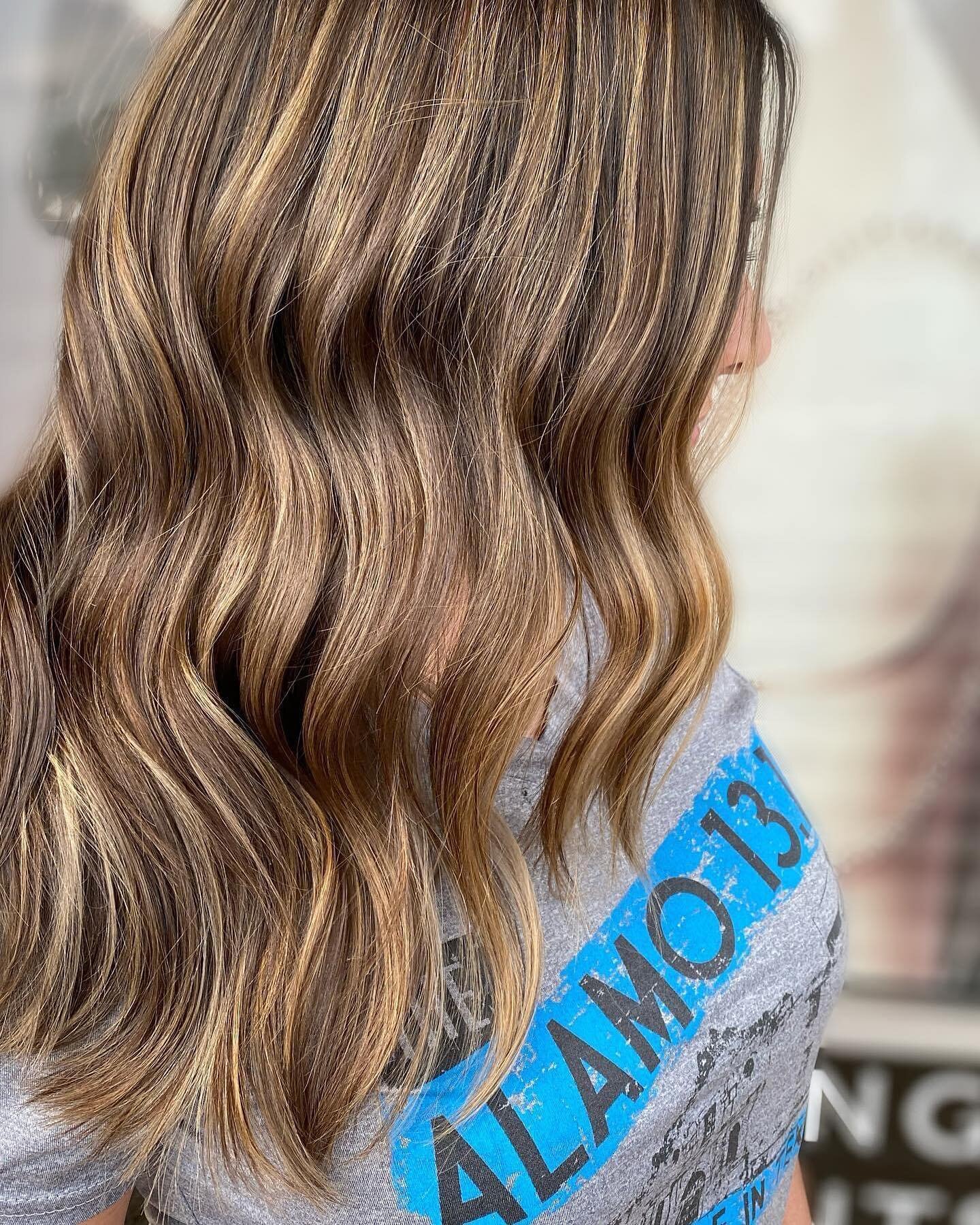 Who said brunettes can&rsquo;t have fun too? 
Digging the touch of brightness and layering @hair_byginama added to her clients hair🙌🏼 Book your appointments online at:
www.vagaro.com/ChromaticEdgeSalon

#sanantoniohairstylist #sanantoniohair #sanan