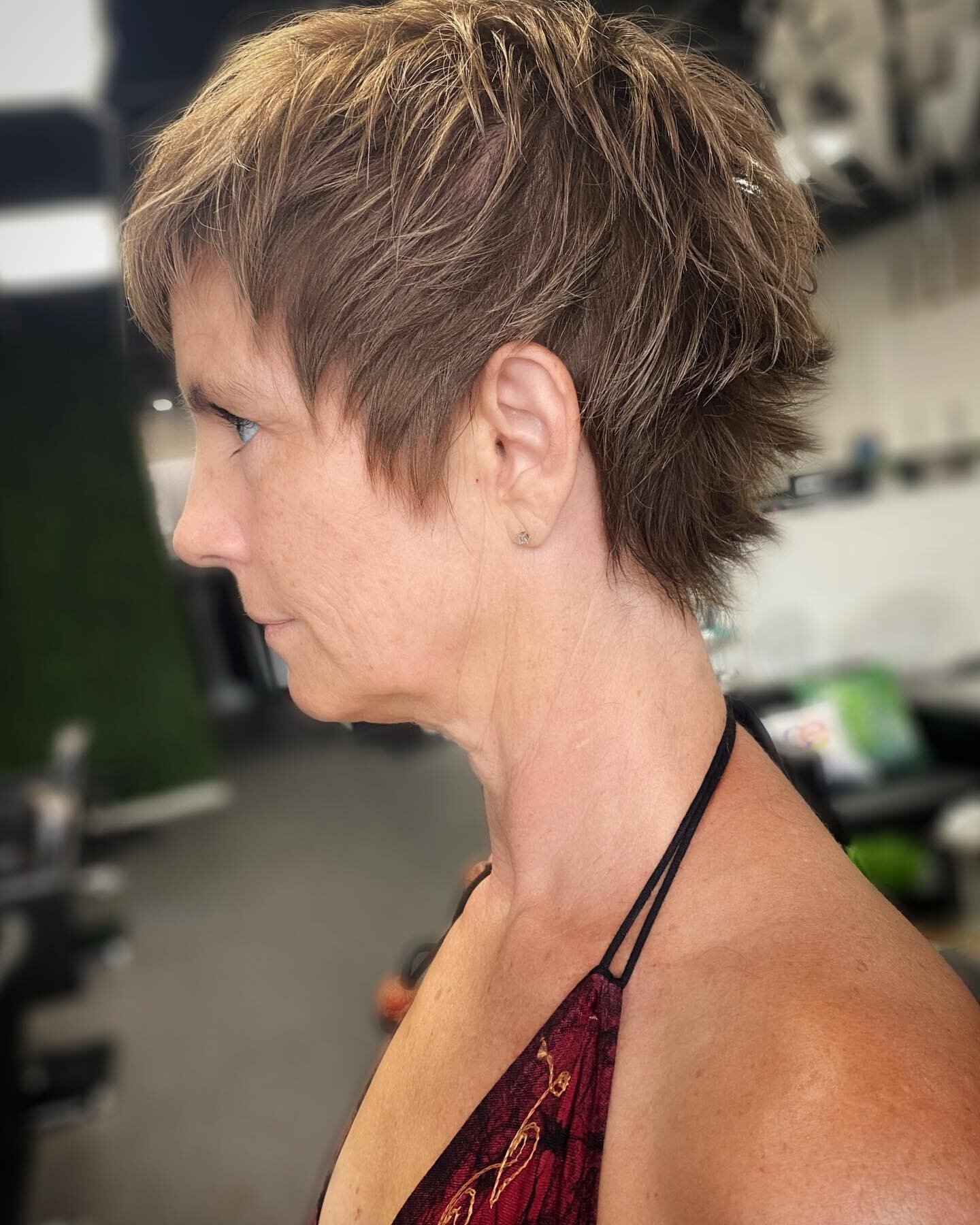Taking it back with this cut but @hair_byginama still put her spin on it😉This just shows proof that any style can be made modern

#sanantoniohairstylist #sanantonioshorthairspecialist #sanantoniohair #sanantoniosalon #shorthairlife #shorthair #goldw