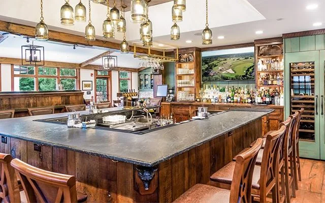 We are thrilled to share these photos from @applebrookgolfclub and their beautiful, fully-renovated bistro bar and patio. It was a phenomenal project working with Peter Bachelor Architects and Janine Zozaya for interior design, and many incredible tr