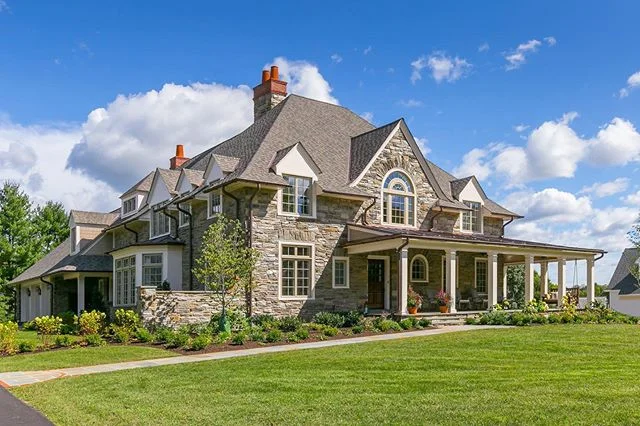 On this rainy day, we just had to share this sunny shot from one of our favorite projects. This 5,500 sq ft 5 bed/5 bath Philadelphia/Main Line-inspired custom home was built in collaboration with the fine architects at @archerbuchanan and @hankpaged
