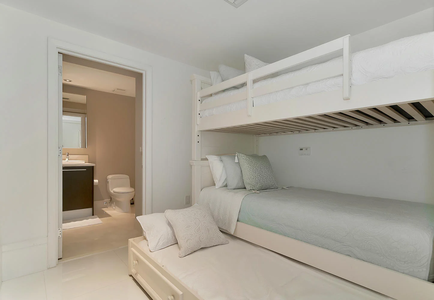 17121 Collins Ave Unit 2302 -large-020-1721-1447x1000-72dpi.jpg