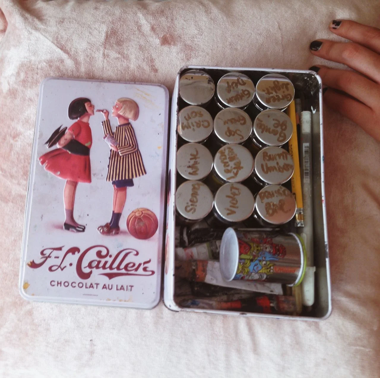 Traje las pinturas selladas en una caja de lata que era de chocolates :9.
