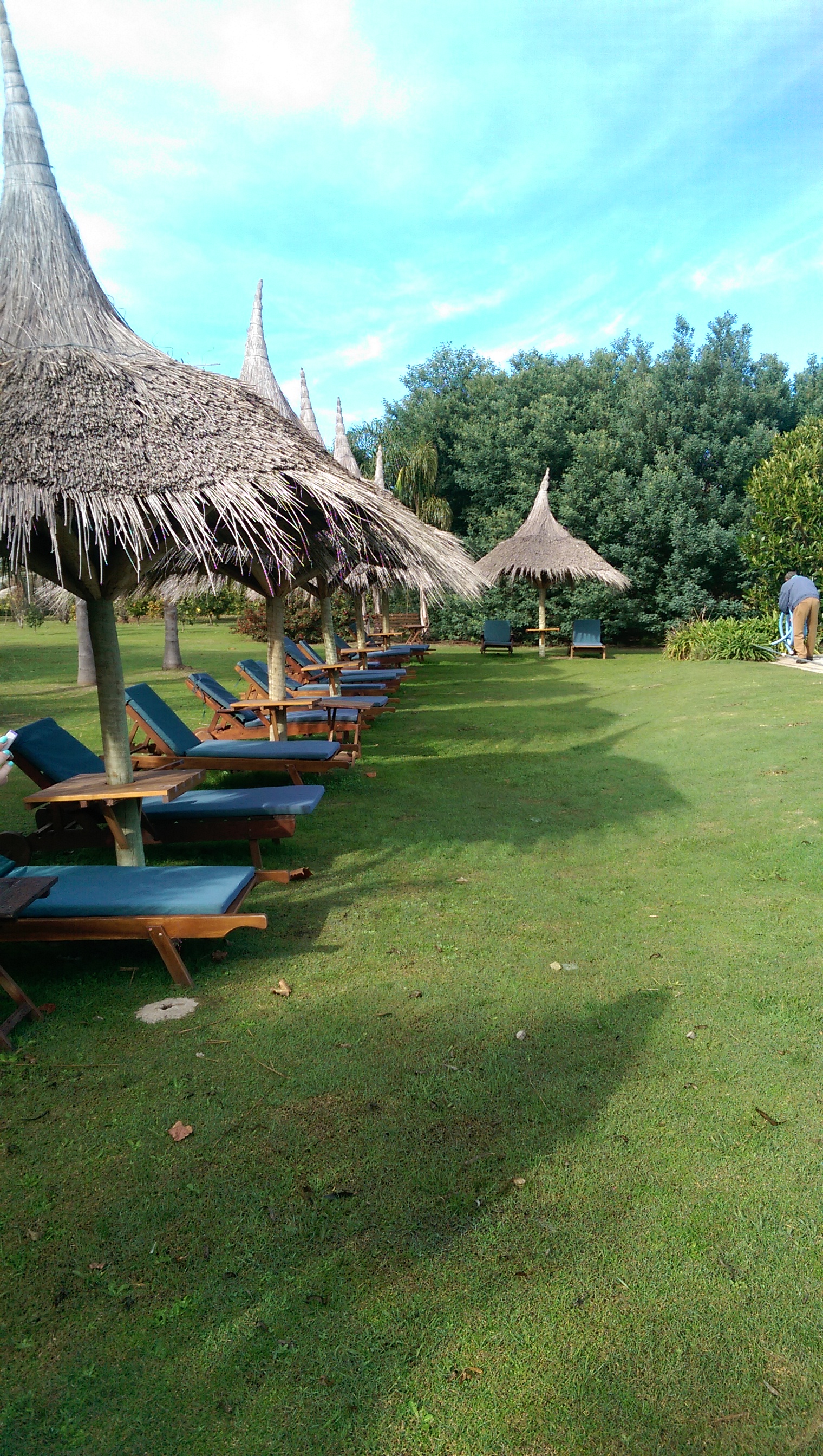 Poolside seating at La Casa de los Limoneros .