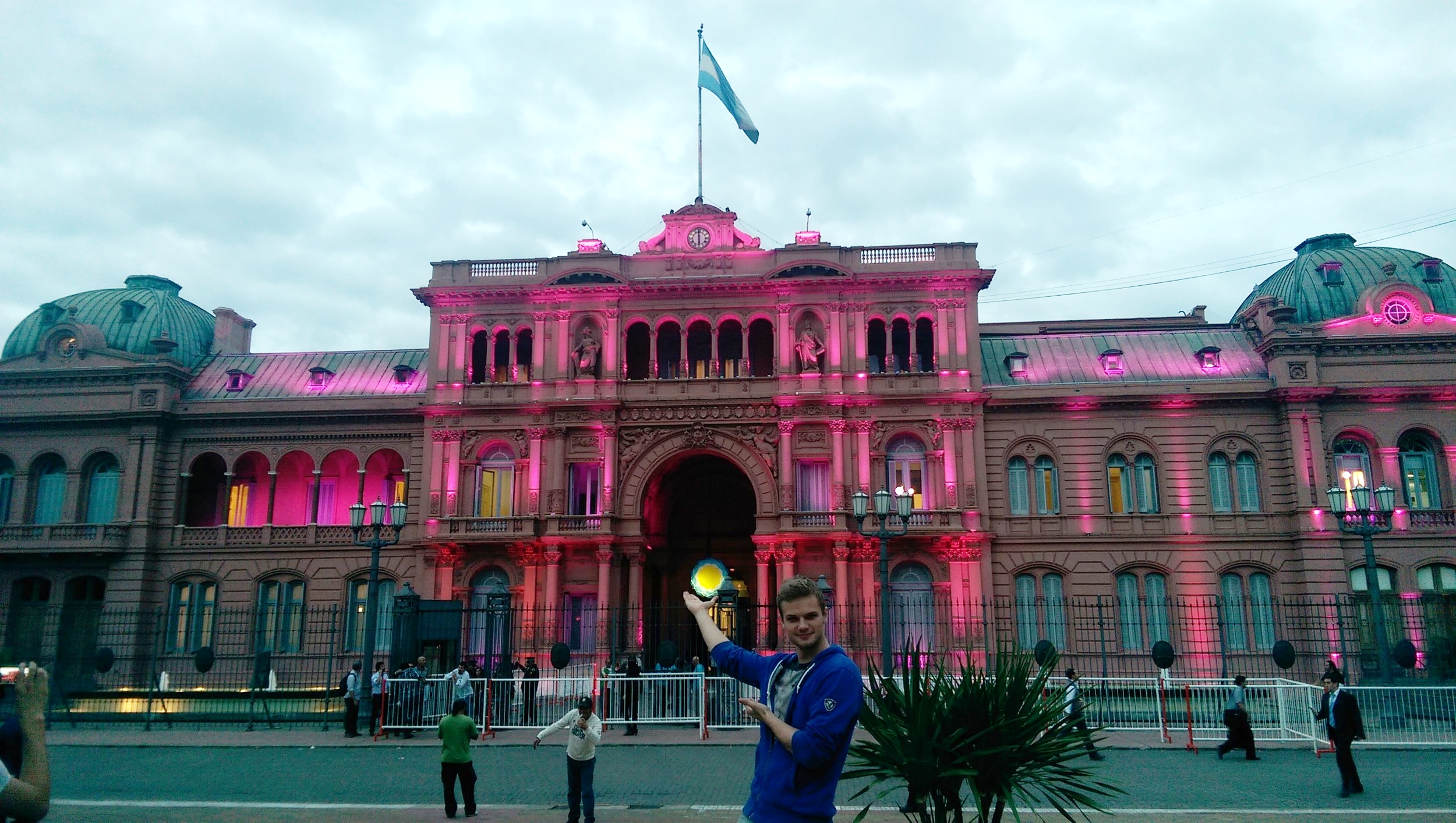 I give you La Casa Rosada , the executive mansion and office of the president of Argentina