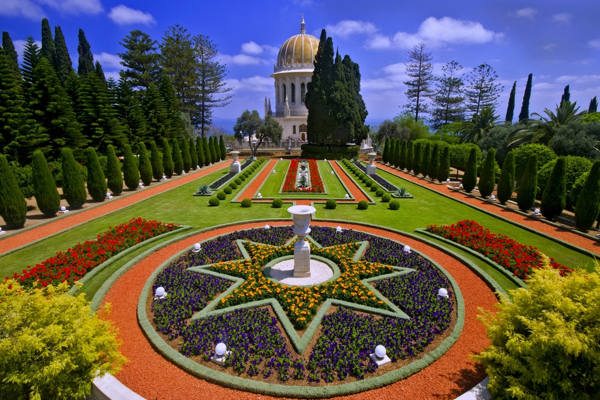 Behold, the Bahá'í Gardens and the Shrine of the Báb in Haifa, Israel (Image: Wikimedia Commons )