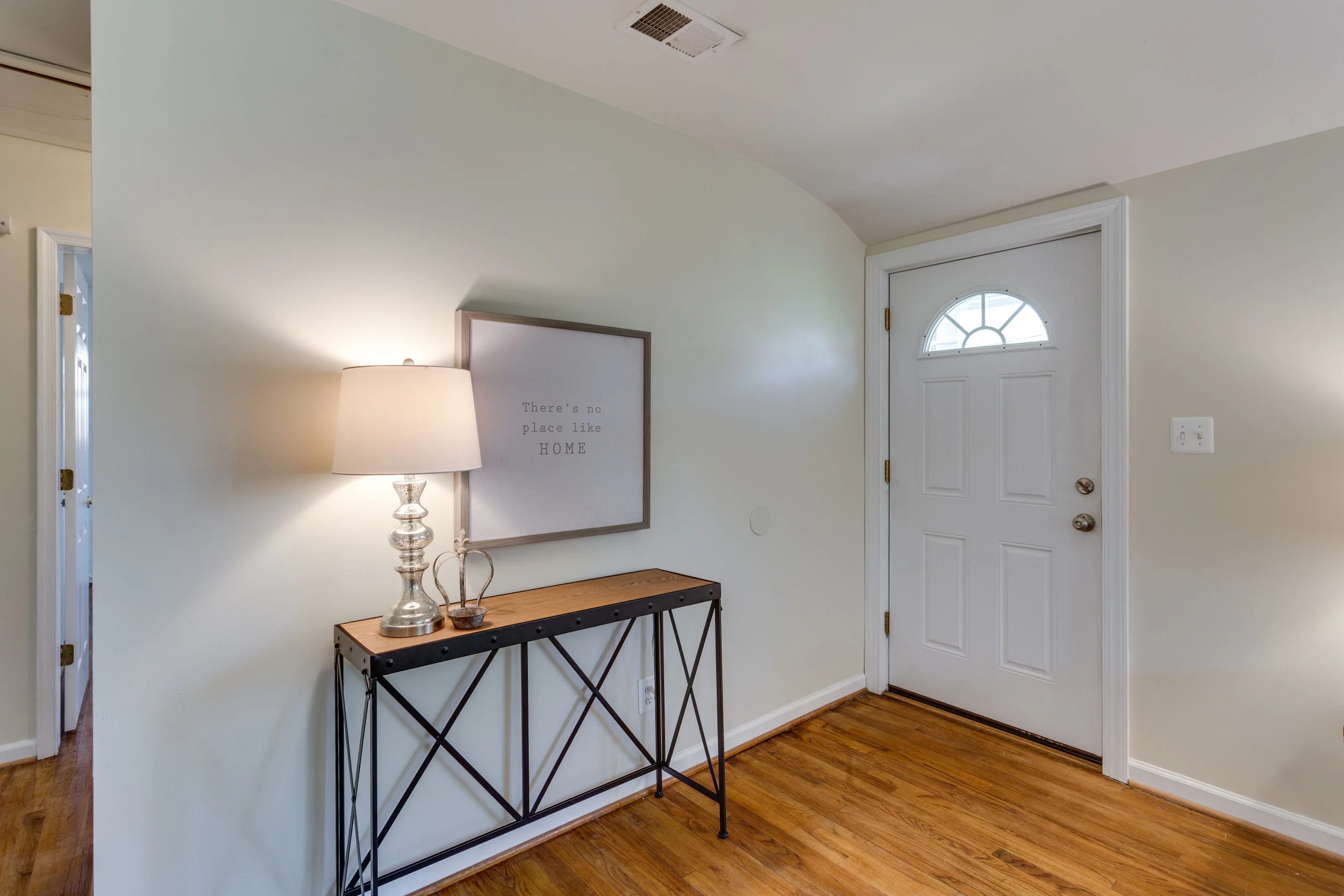 7243 Deborah Dr Falls Church-print-006-27-Entry Detail-4200x2800-300dpi.jpg