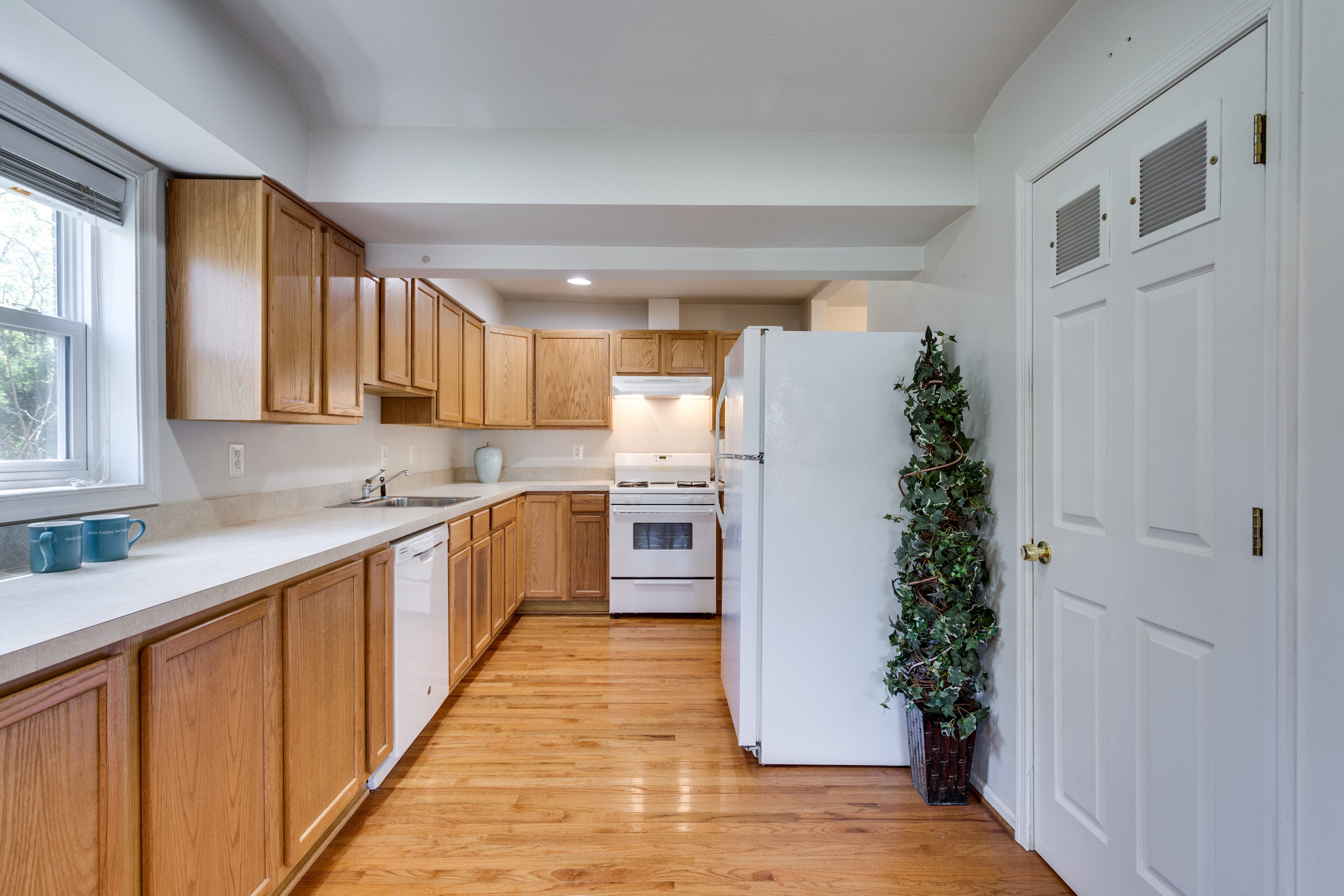 7243 Deborah Dr Falls Church-print-016-1-Kitchen-4200x2800-300dpi.jpg