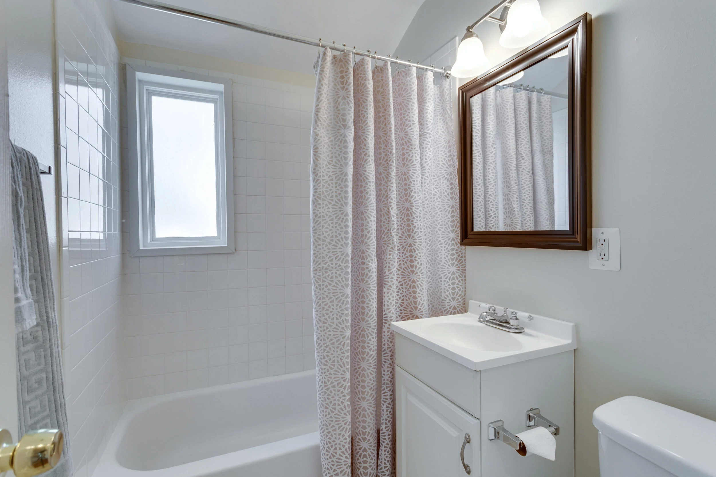 7243 Deborah Dr Falls Church-print-036-44-Bathroom-4200x2800-300dpi.jpg