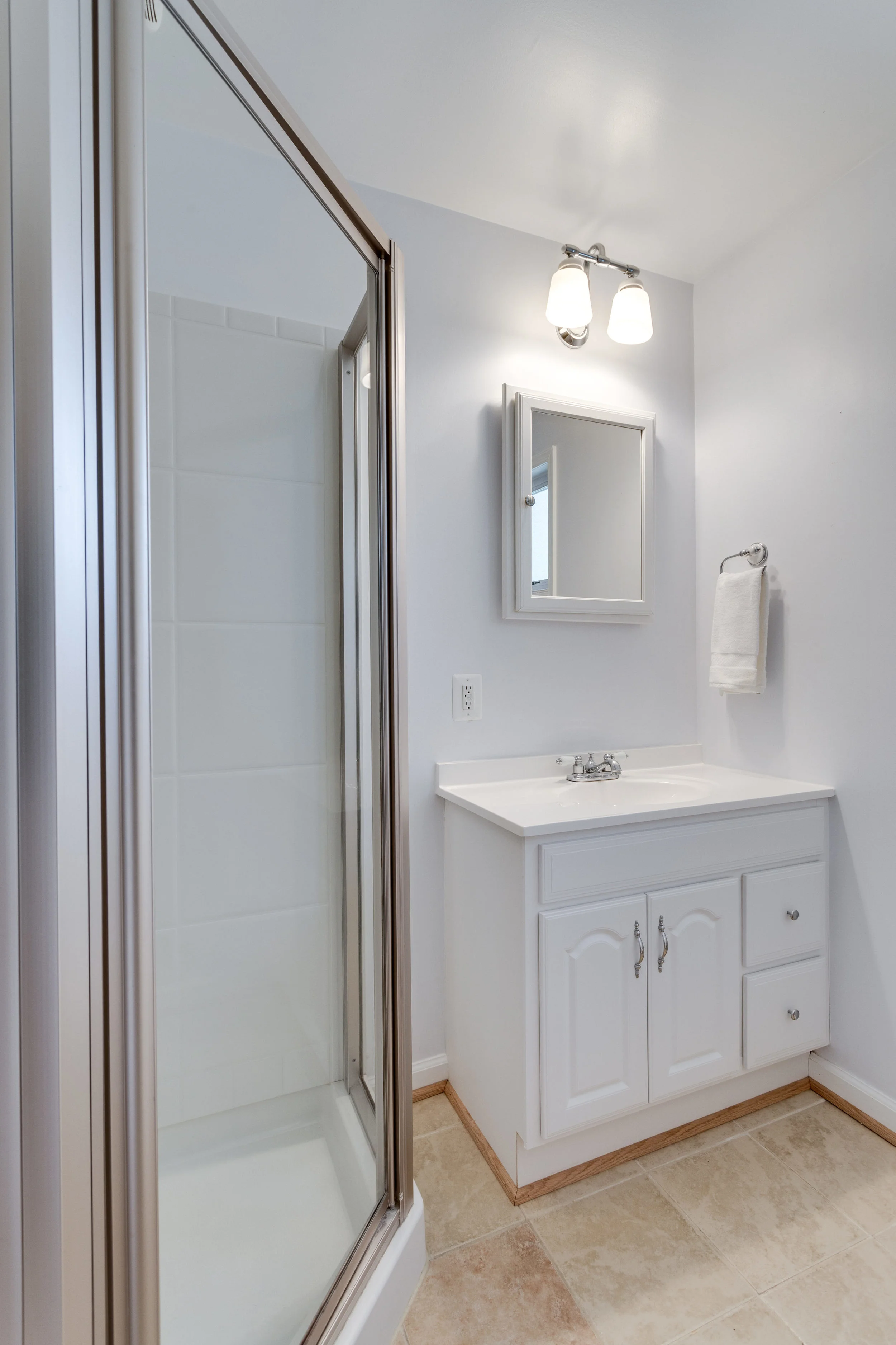 7243 Deborah Dr Falls Church-print-039-7-Bathroom-2800x4200-300dpi.jpg