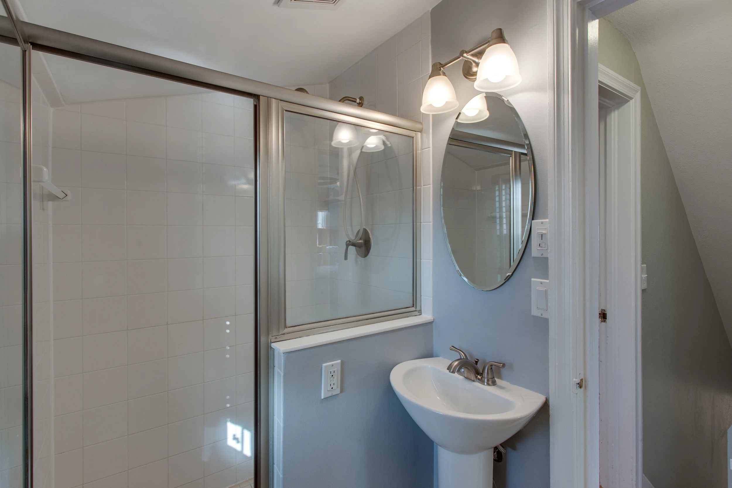 032-10-Bathroom.jpg