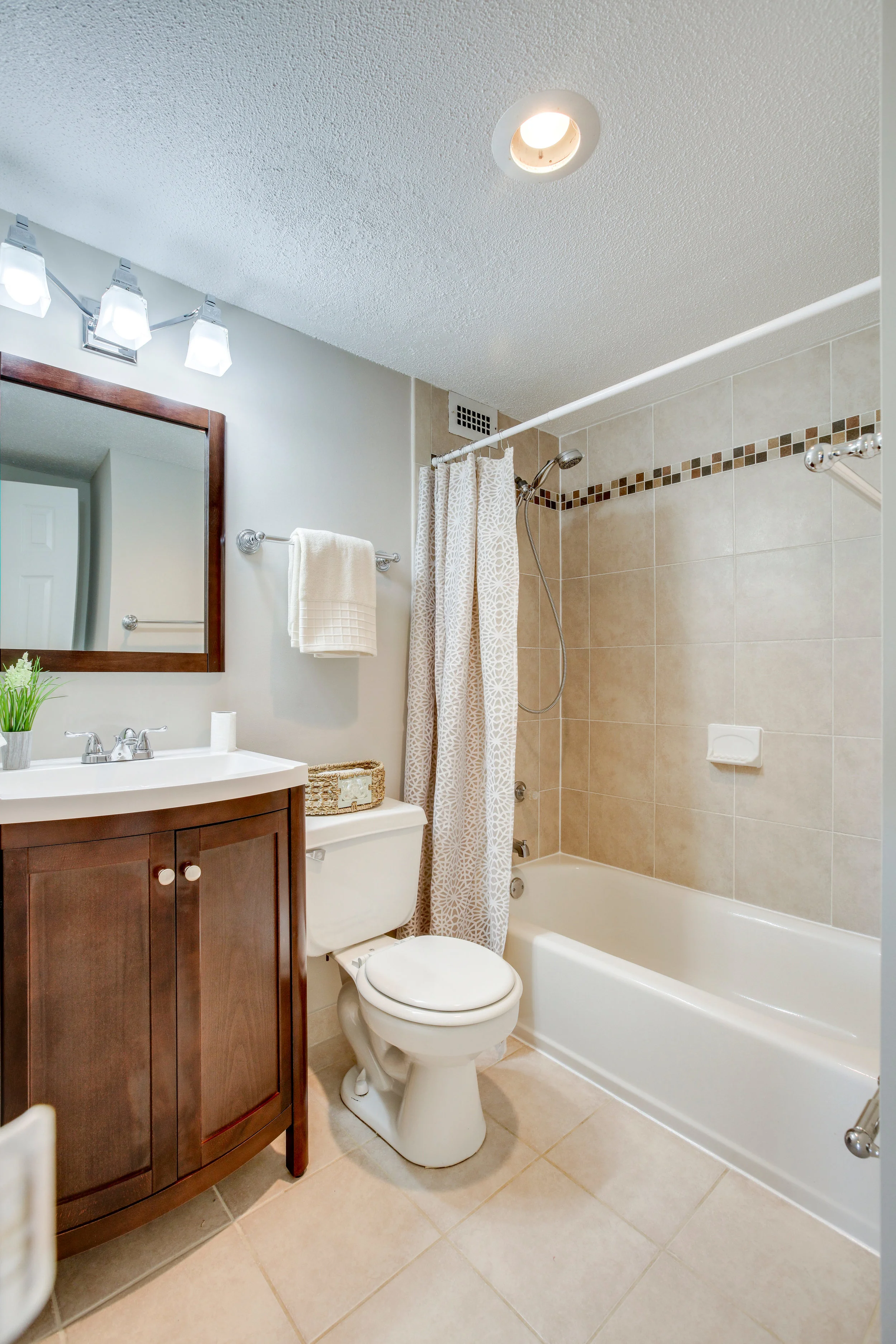 2030 N Adams St 1002 Arlington-print-033-71-Bathroom-2800x4200-300dpi.jpg