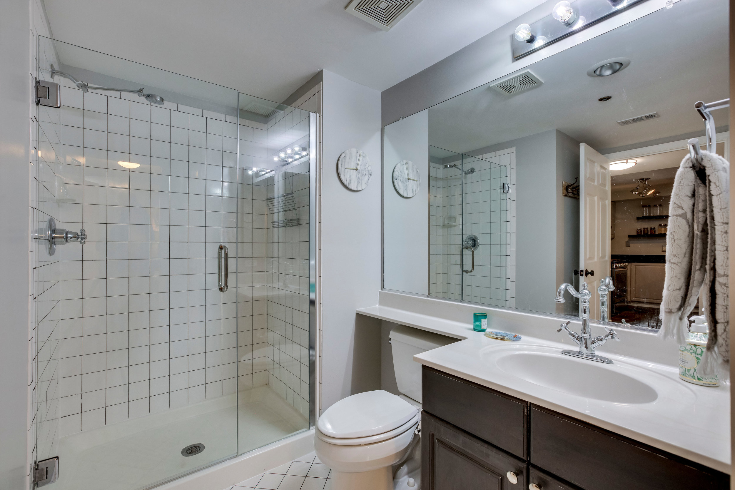 1050 N Taylor St 608 Arlington-print-033-26-Bathroom-4200x2801-300dpi.jpg