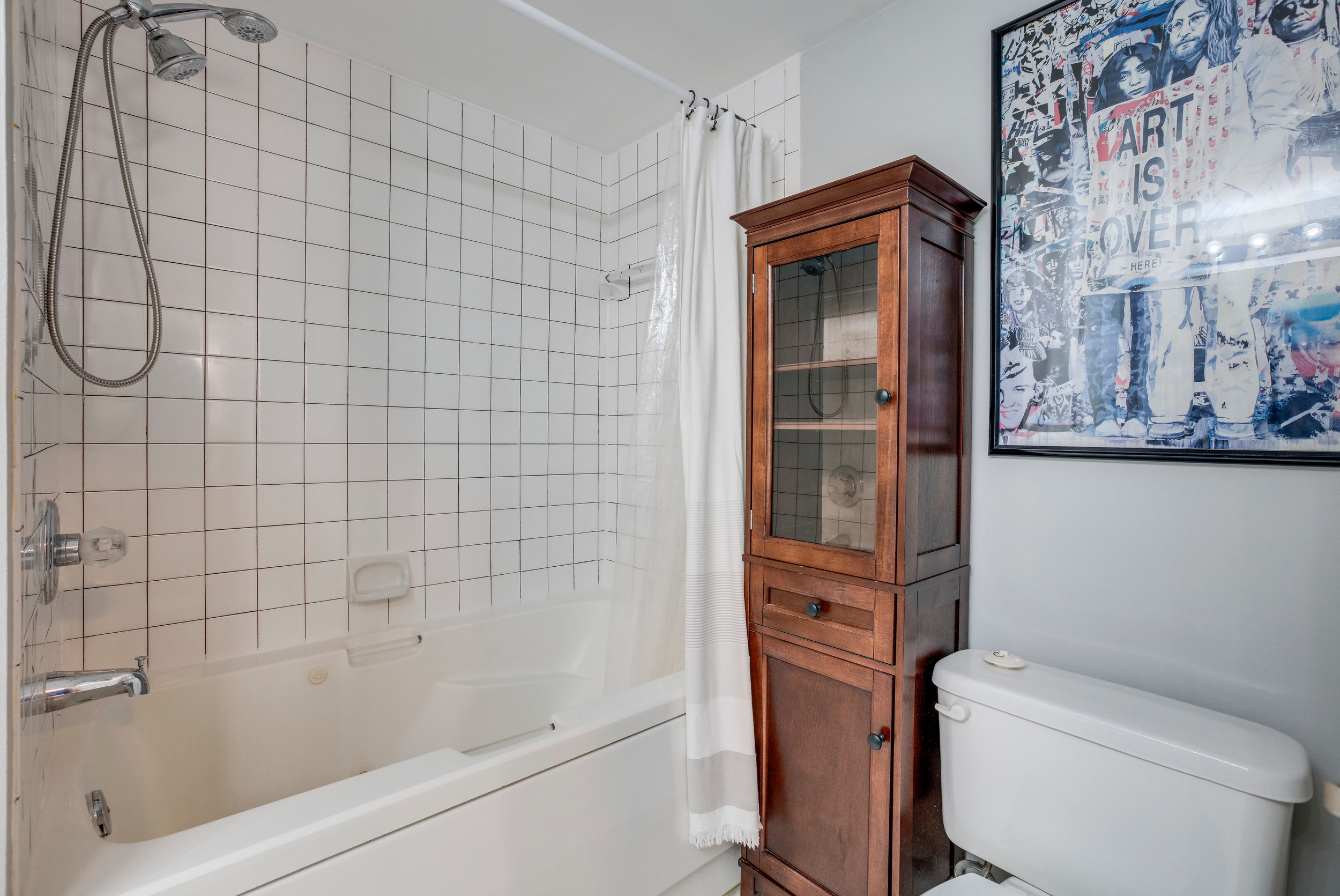 1050 N Taylor St 608 Arlington-print-041-17-Bathroom-4200x2807-300dpi.jpg