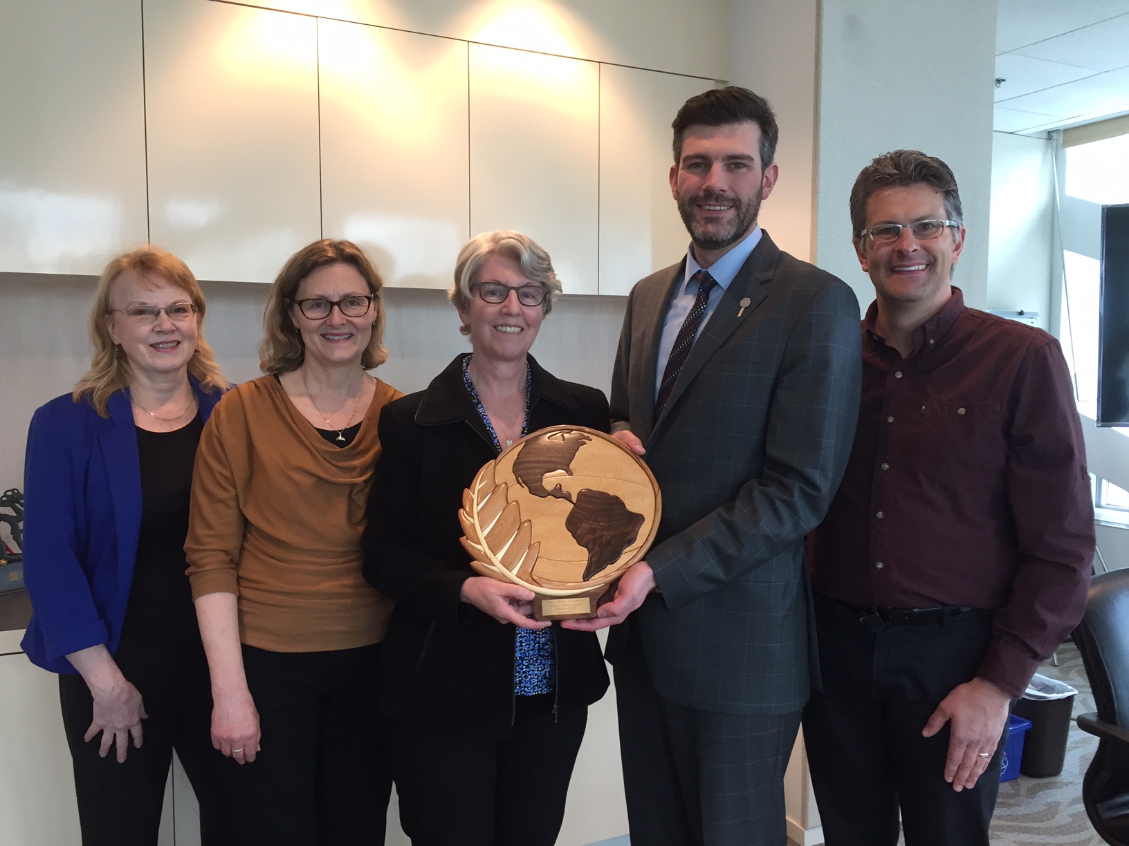 Left to Right: Pam Wight, Executive Director, EALT; Vicki Trombley, Wild Birds Unlimited; Janis Chapman, Owner, Wild Birds Unlimited; Mayor Don Iveson; Glen Thoman, EALT Board Chair.