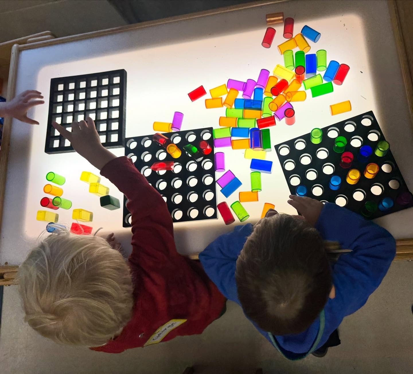 The ⚡️light table⚡️ is always extra bright and fun on a gloomy day ☔️ #sensoryactivity #lighttableplay #poppypreschoolcooperative #seedsclass #2yearsold #handsonfun