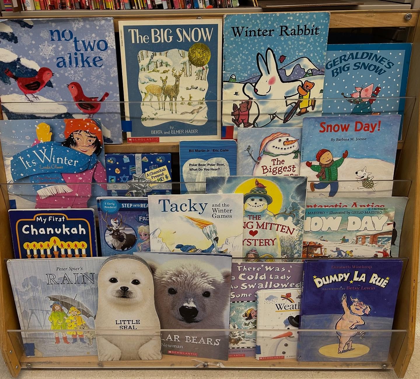 Winter reading ❄️ in full swing at Poppy Preschool! Which winter story is your favorite to cozy up with? 📕📚 ☃️ 🌲 🕎