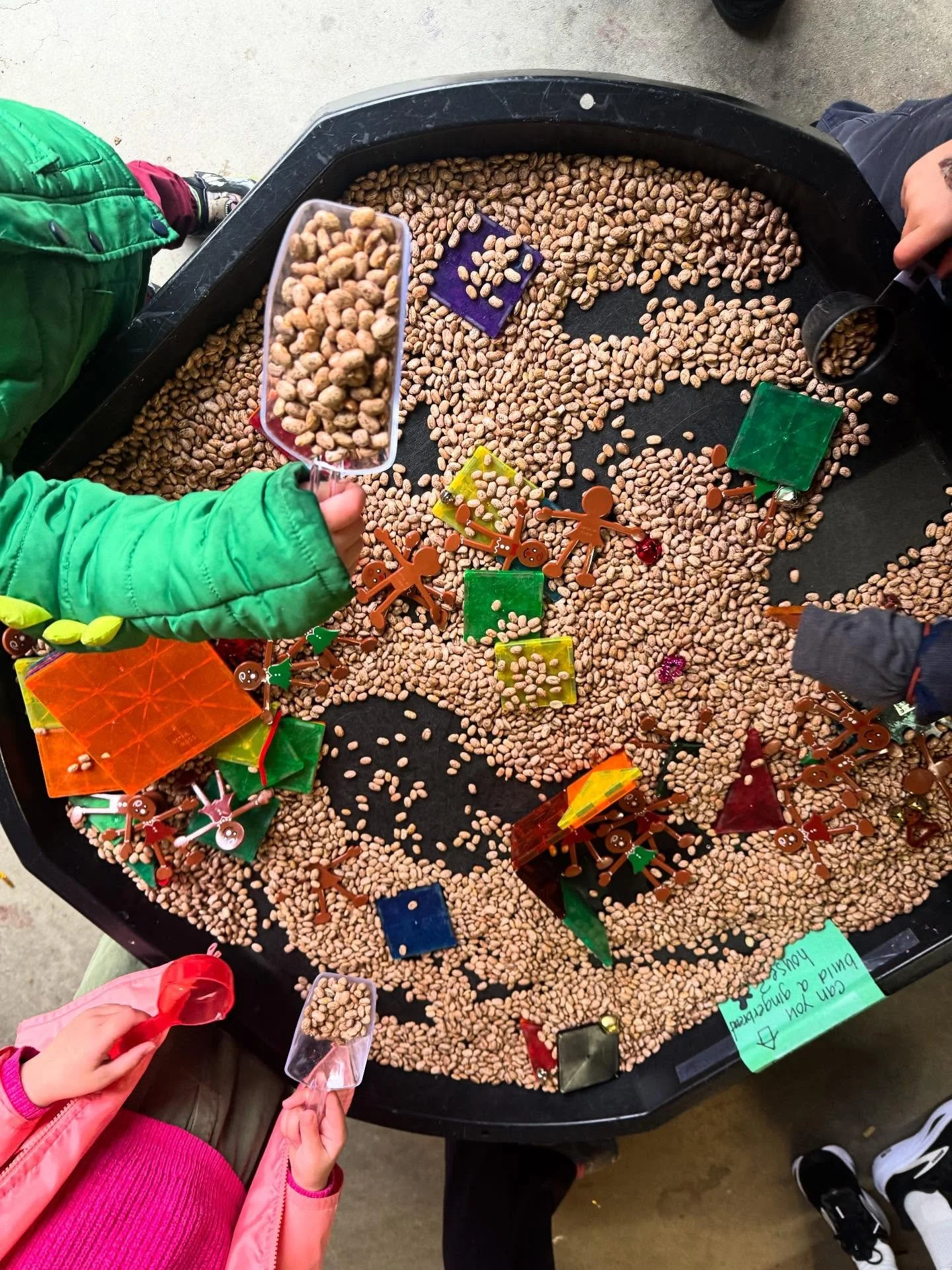 Our gingerbread building #tufftrayplay was a big hit today! So much scooping, pouring, building, rebuilding, creating and imagination! #tufftrayideas #sensoryplay #gingerbreadman #playbased #poppypreschoolcooperative