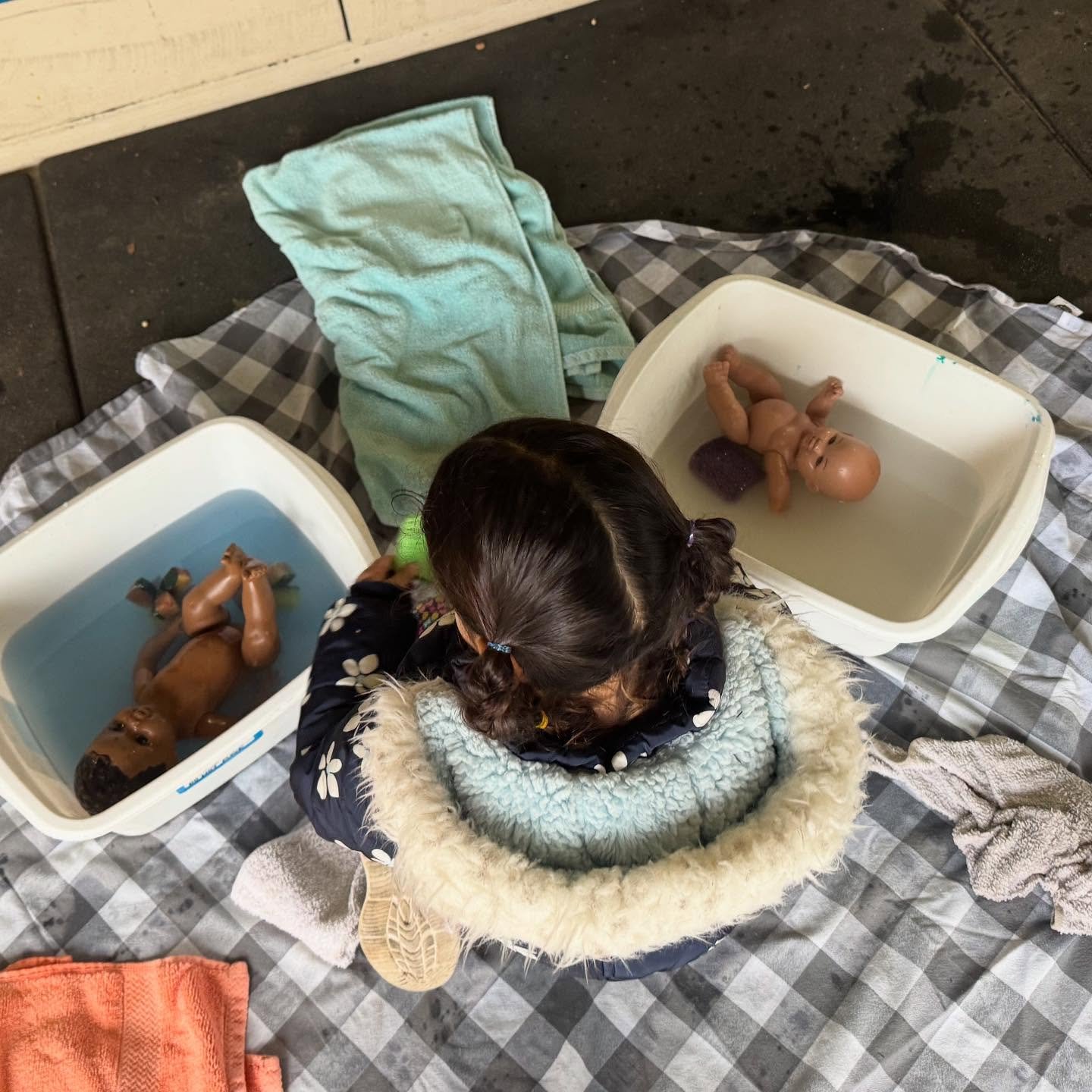 💦 Water play in winter ❄️ Our simple baby bath station was a BIG hit this morning! Warm water, sudsy bubbles and sweet babies made for such a fun and imaginative sensory experience!