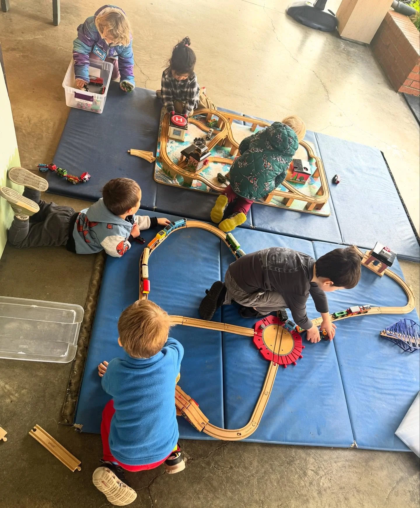 🚂 Trains never disappoint in the Sprouts class! 🚂
While it may look simple, there is so much learning happening&hellip;.

-Planning and sequencing 
-Spatial awareness 
-Early engineering and creativity 
-Pinching and snapping track pieces together
