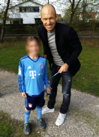 Arjen Robben hatte Zeit für ein schnelles Autogramm da er an der EM nicht teilnimmt ;)
