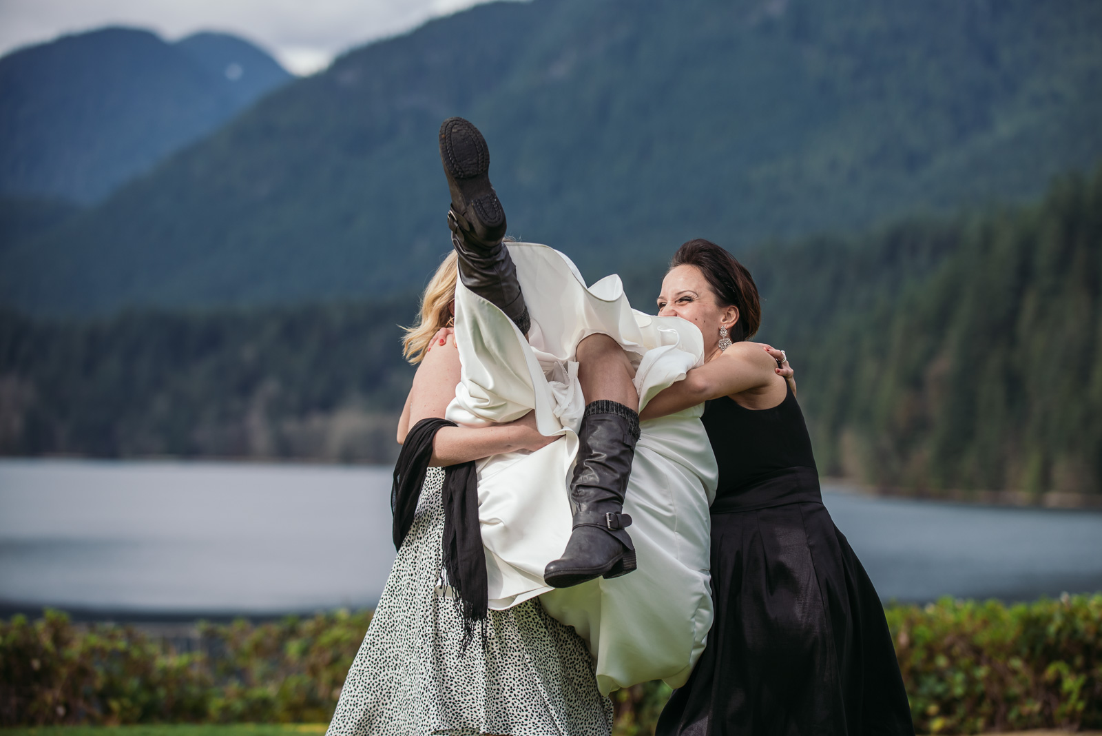 vancouver-island-wedding-photographers-grouse-mountain-winter-wedding-25.jpg