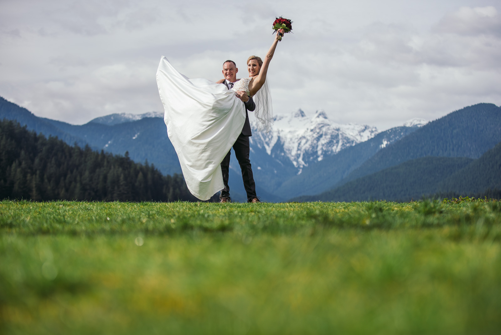 vancouver-island-wedding-photographers-grouse-mountain-winter-wedding-28.jpg