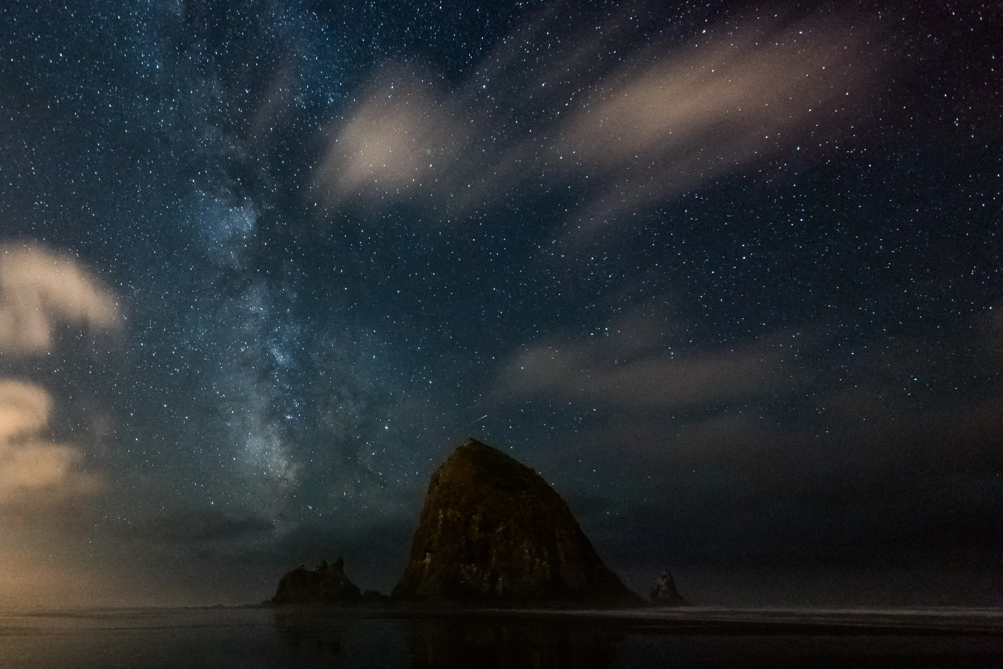 With Larryn being an expert astro photographer , I had to try my hand at a couple shots. I'm sure his night photos from the beach will be much more impressive, but I'm pretty happy with these as a first attempt. 