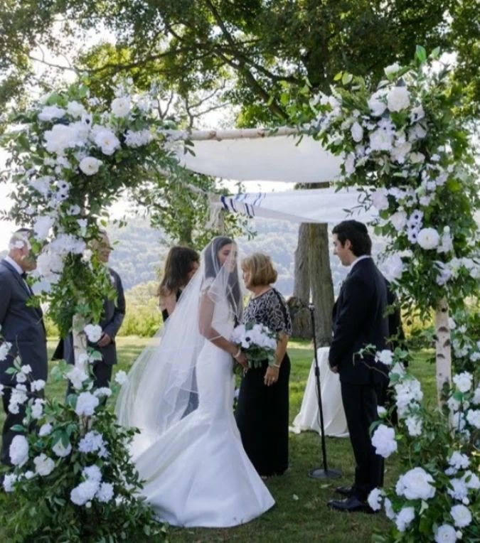 A look at Ben &amp; Leah's special day 🤍🖤

Photos: @sarahmeriansweddings 
Venue: @monteverde_at_oldstone 
Flowers: @maple_field_floral