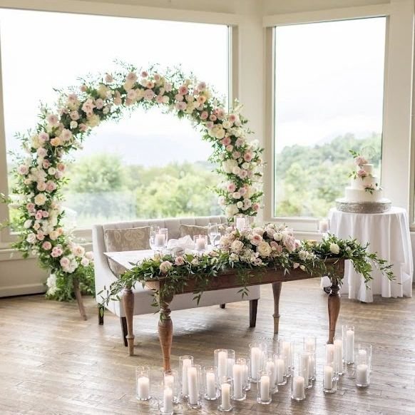 Sweetheart table goals 😍
 
Photo: @seangallery
Venue: @the_garrison
Flowers: @maple_field_floral