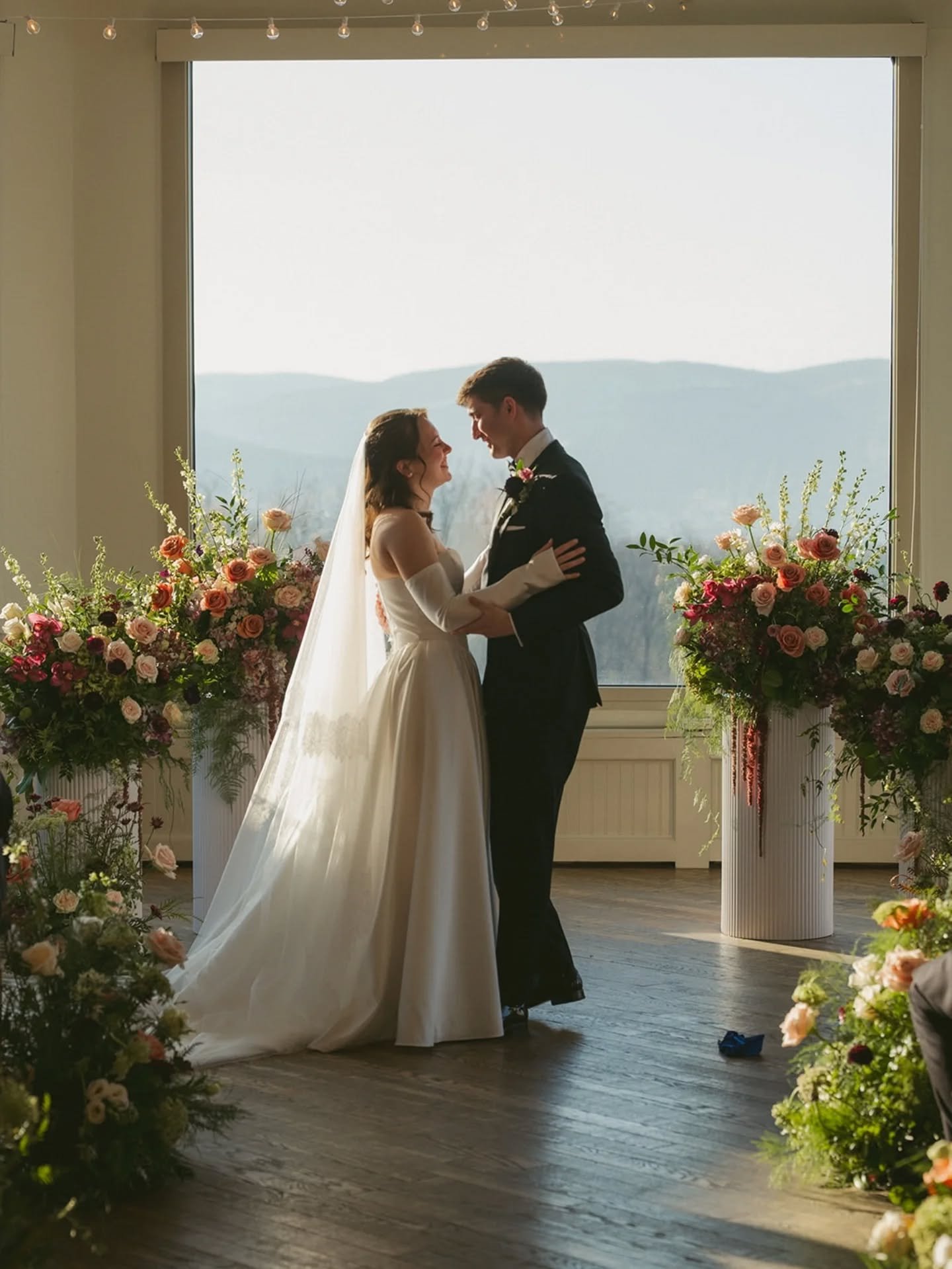 Our first wedding of 2026 🤍
Congratulations Zach &amp; Abby! 

Photos: @rweberphoto
Venue: @the_garrison
Flowers: @maple_field_floral