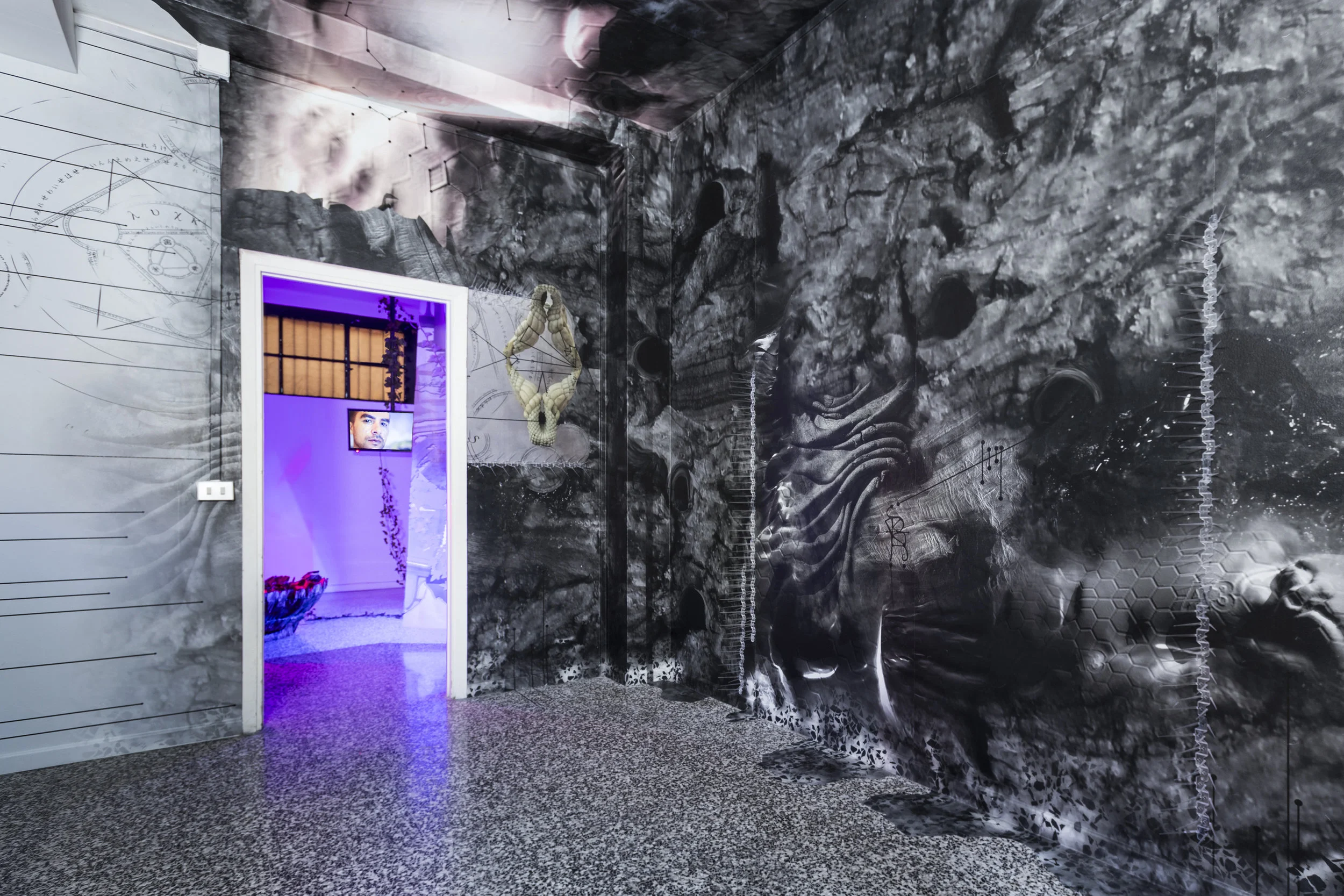  Derecha/Izquierda: Joey Holder, &nbsp;Porphyrin [πορφύρα], 2017; &nbsp; &nbsp; &nbsp;  Centro: Lea Collet &amp; Marios Stamatis, Is it like the Ocean?, 2017 