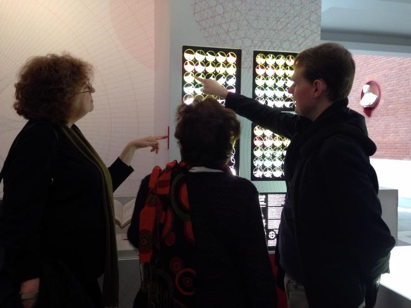  Vista de exposición de  Beautiful Science: Picturing Data, Inspiring Insight (Ciencia Bella: Fotografiando Datos, Inspirando Acercamientos)&nbsp; (The British Library, 2014) 