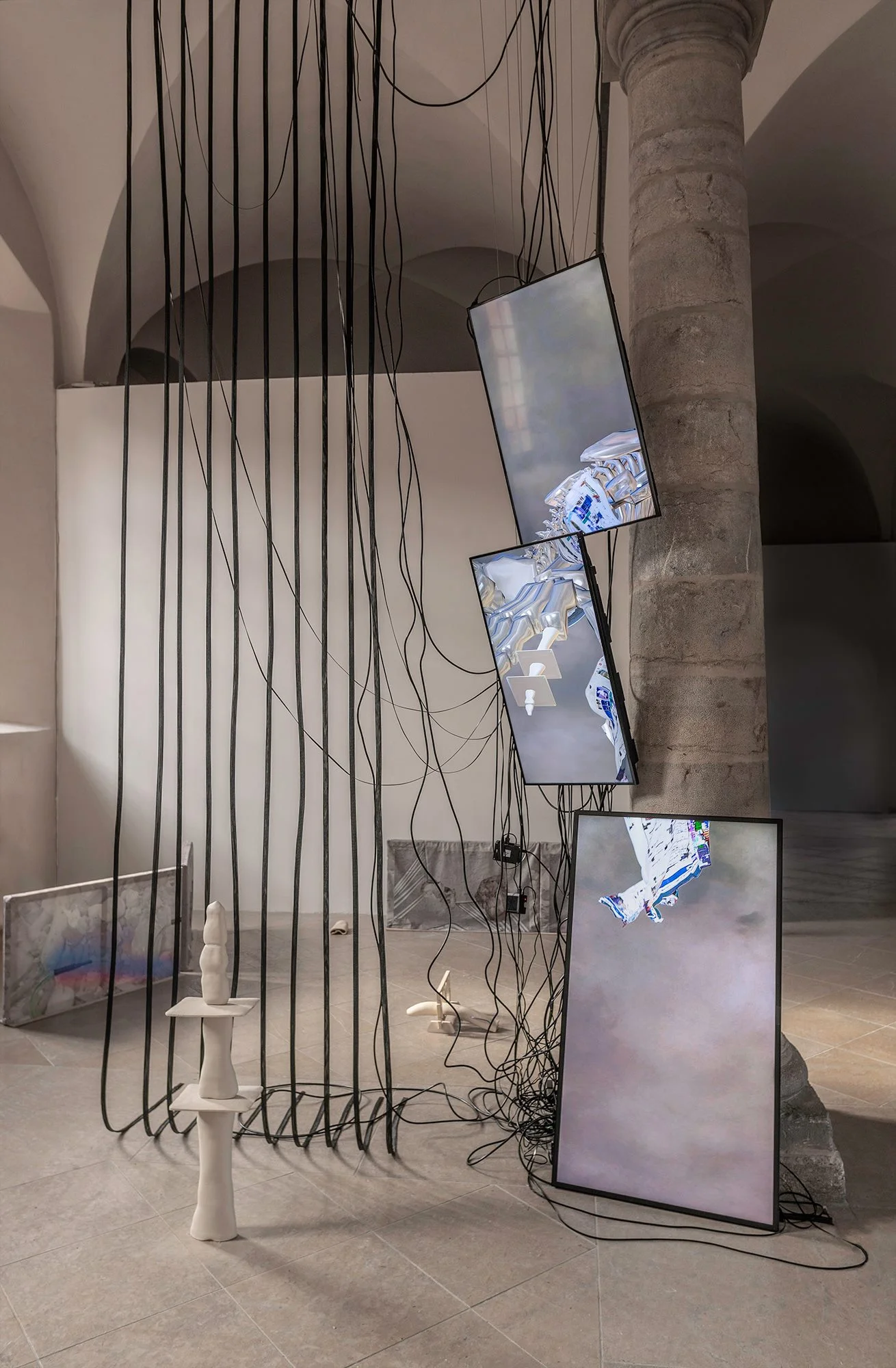 Dominique Sirois & Baron Lanteigne In Extremis 2019 Instalación. Pantallas, cerámica (arenisca), telas de poliéster impresas, cables, ductos y reproductores multimedia.