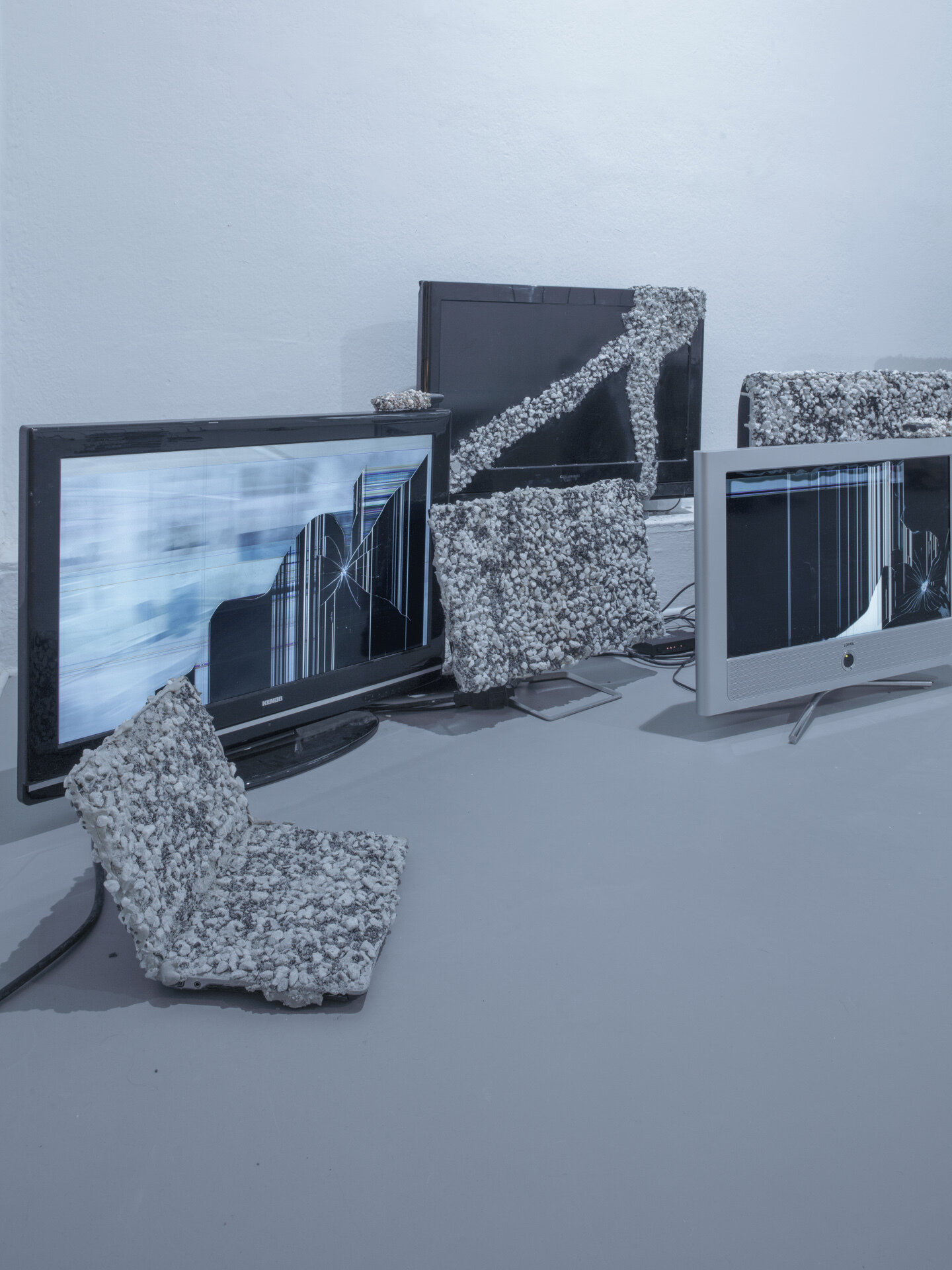  Laura Yuile, Heavy View, 2020, Installation – still  (c) theta.cool 