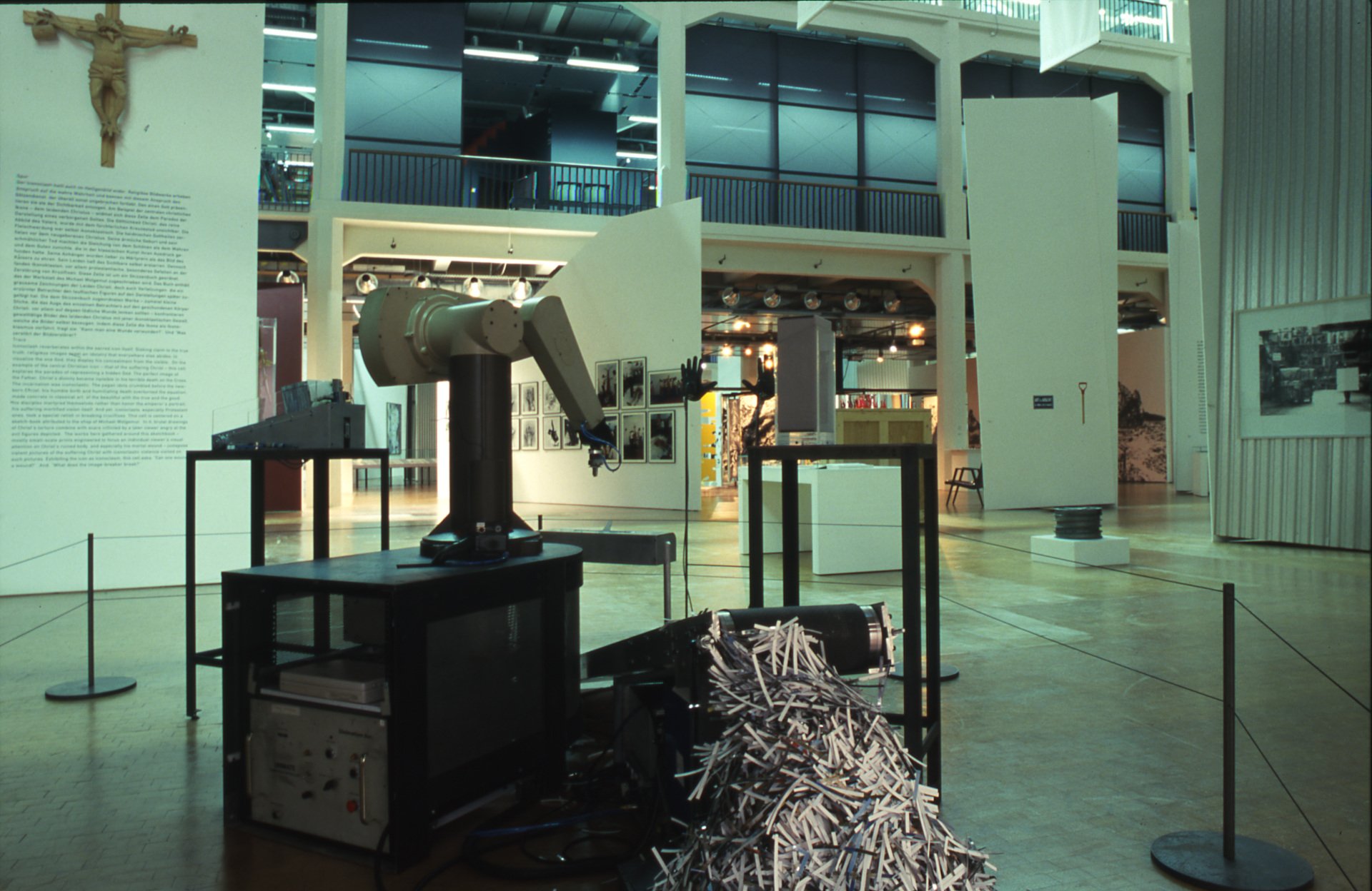  Vista de la instalación, Max Dean, As Yet Untitled, 1992-1995, en Iconoclash, 2002, © ZKM | Karlsruhe, Foto: ONUK 