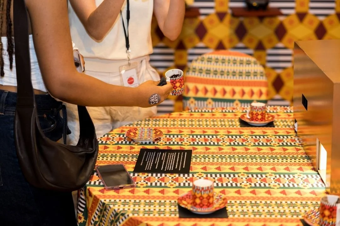 Mashinka Firunts Hakopian con Dahlia Elsayed y Andrew Demirjian, ԲԱԺԱԿ ՆԱՅՈՂ (One Who Looks at the Cup), 2024.