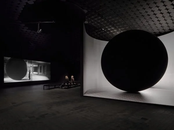 Vista de la exposición de Larissa Sansour en Amos Rex