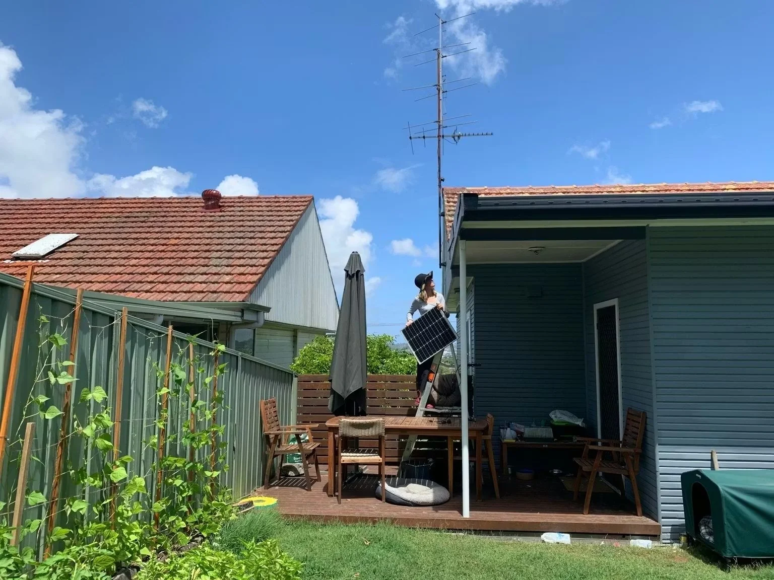 Caddie Brain instalando el servidor Mparntwe. Tega Brain, Benedetta Piantella, Alex Nathanson y el Colectivo Solar Protocol - Solar Protocol, 2023. Foto: Brendan Phelan