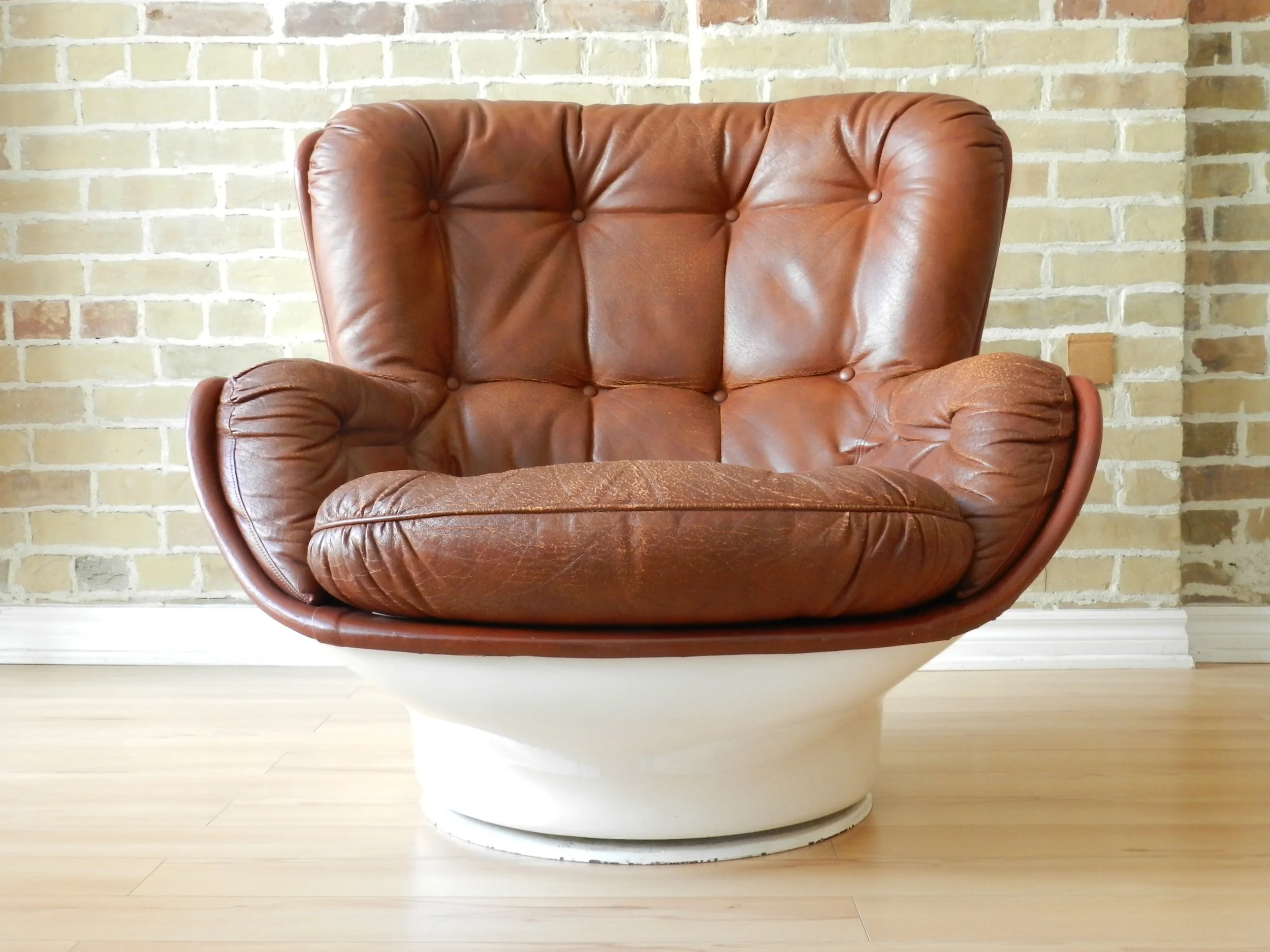 Karate swivel lounge chair in fiberglass designed by Michel Cadestin for Airborne.  France, 1970s.