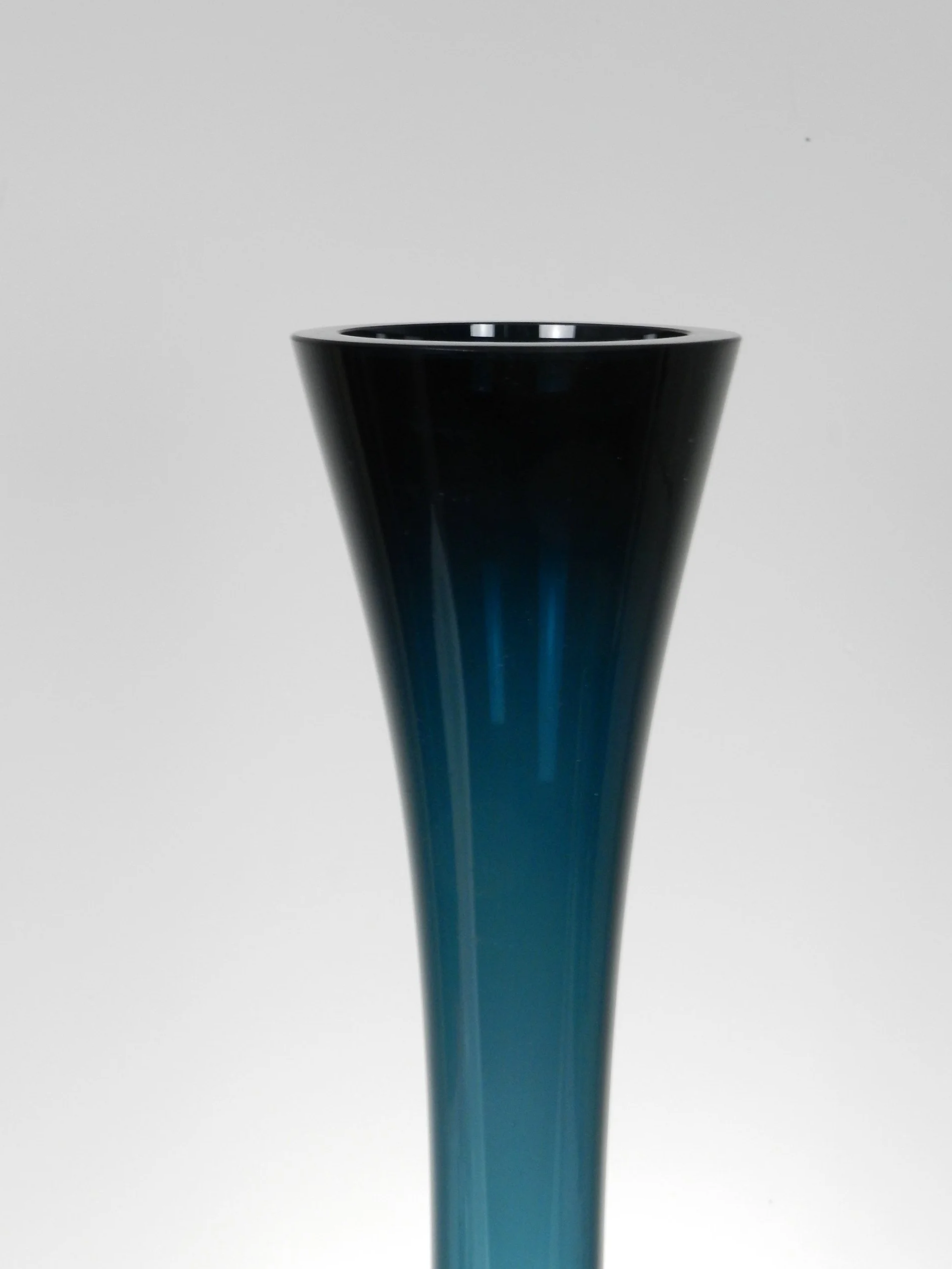 Large glass floor vase designed by Arthur Percy for Gullaskruf Glasbruk.  Sweden, 1960s.