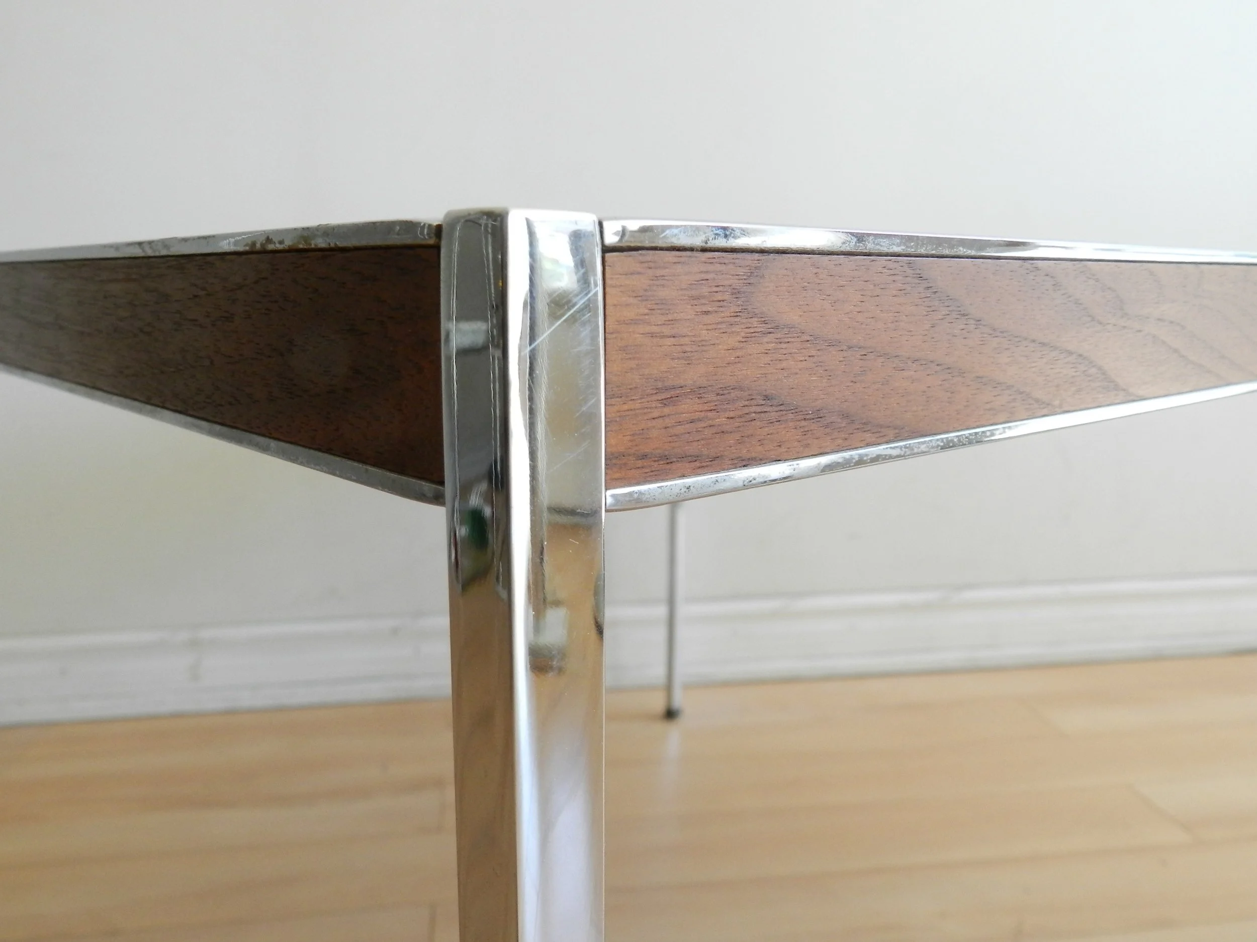 High quality mid century modern side table in chromed steel with walnut top. In the style of Paul McCobb.  Canada, 1960s.