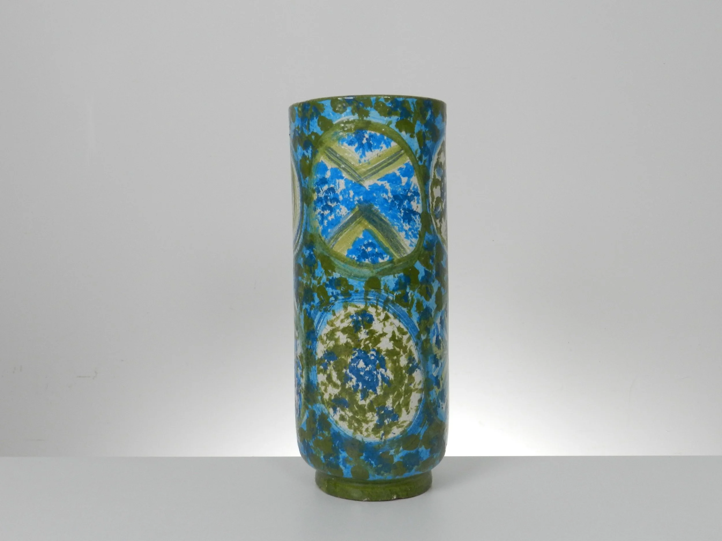 Hand decorated ceramic vase designed by Alvino Bagni for Raymor.  Italy, 1960s.