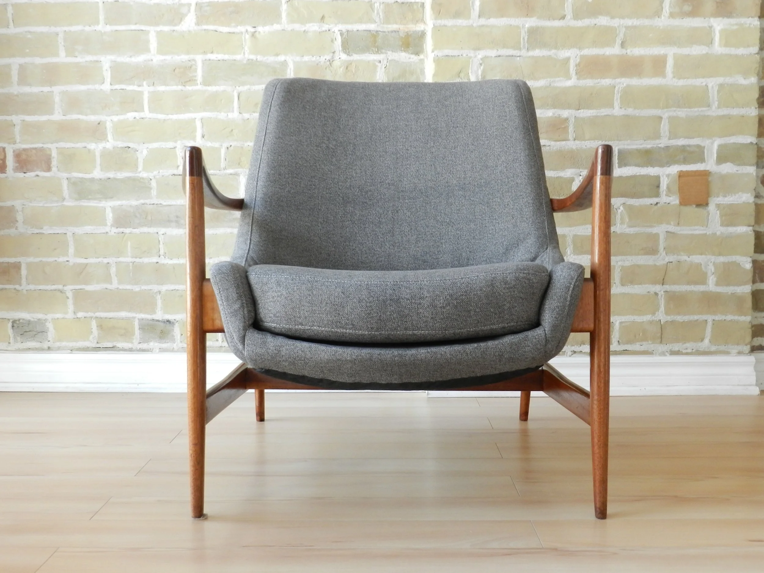 Teak lounge chair designed by Ib Kofod Larsen for Fritz Hansen. Model 4346.  Denmark, 1960s.