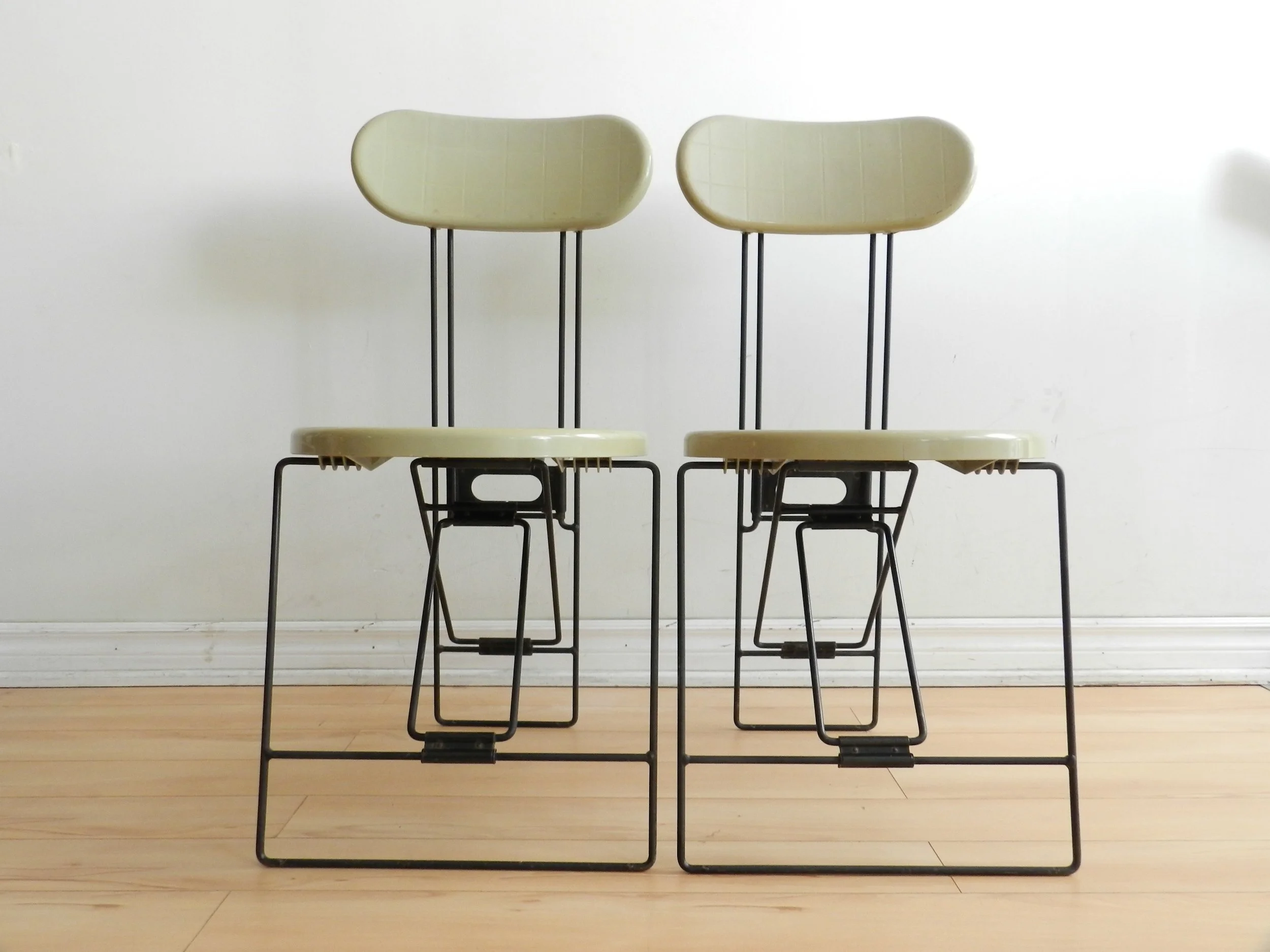 Pair of folding “Cricket” chairs designed by Andries Van Once and Kazuma Yamaguchi for Magis. In plastic and steel.  Italy, 1980s.