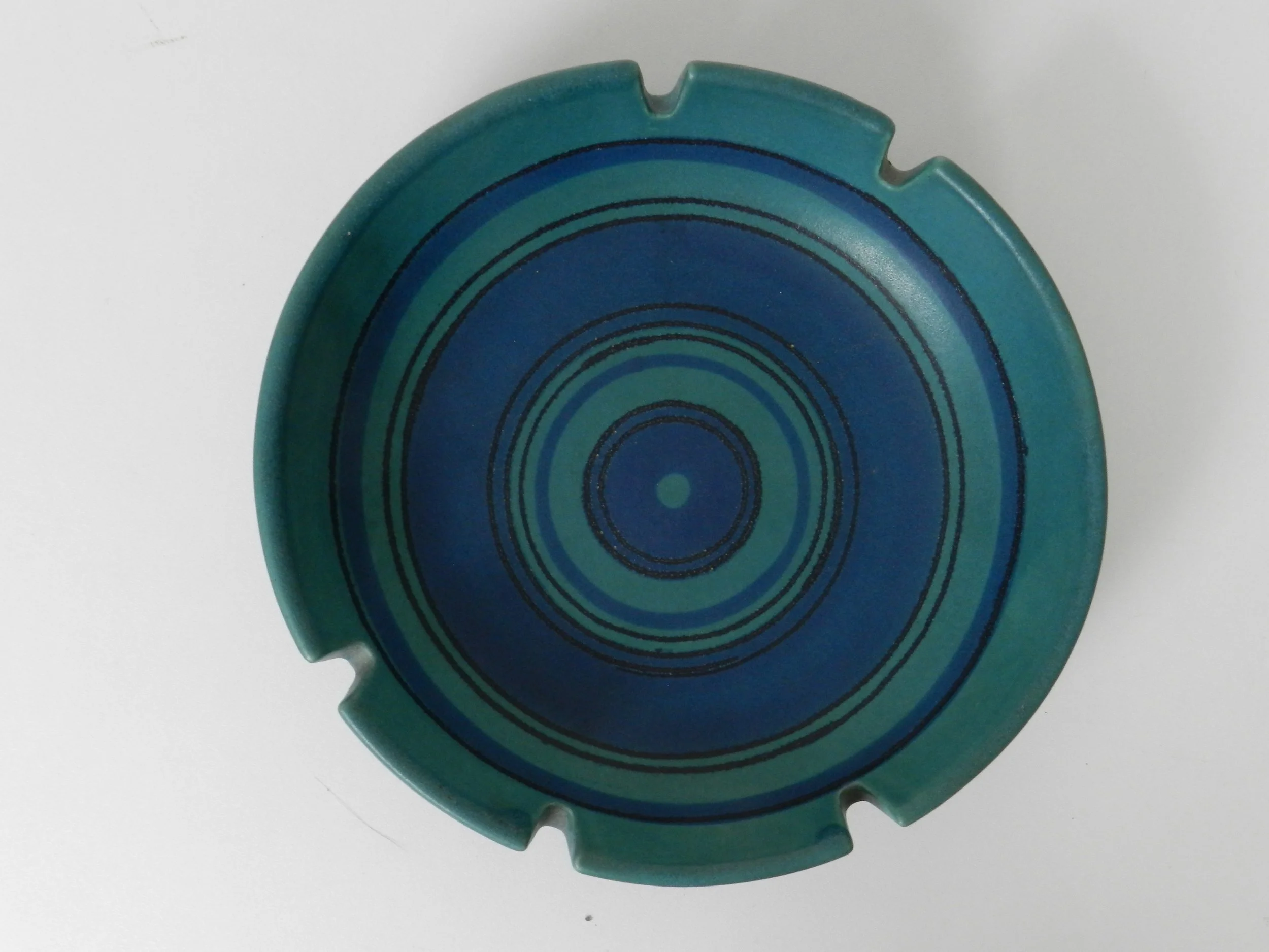 Ceramic “Gulfstream” ashtray designed by Fong Chow for Glidden.  USA, 1950s.
