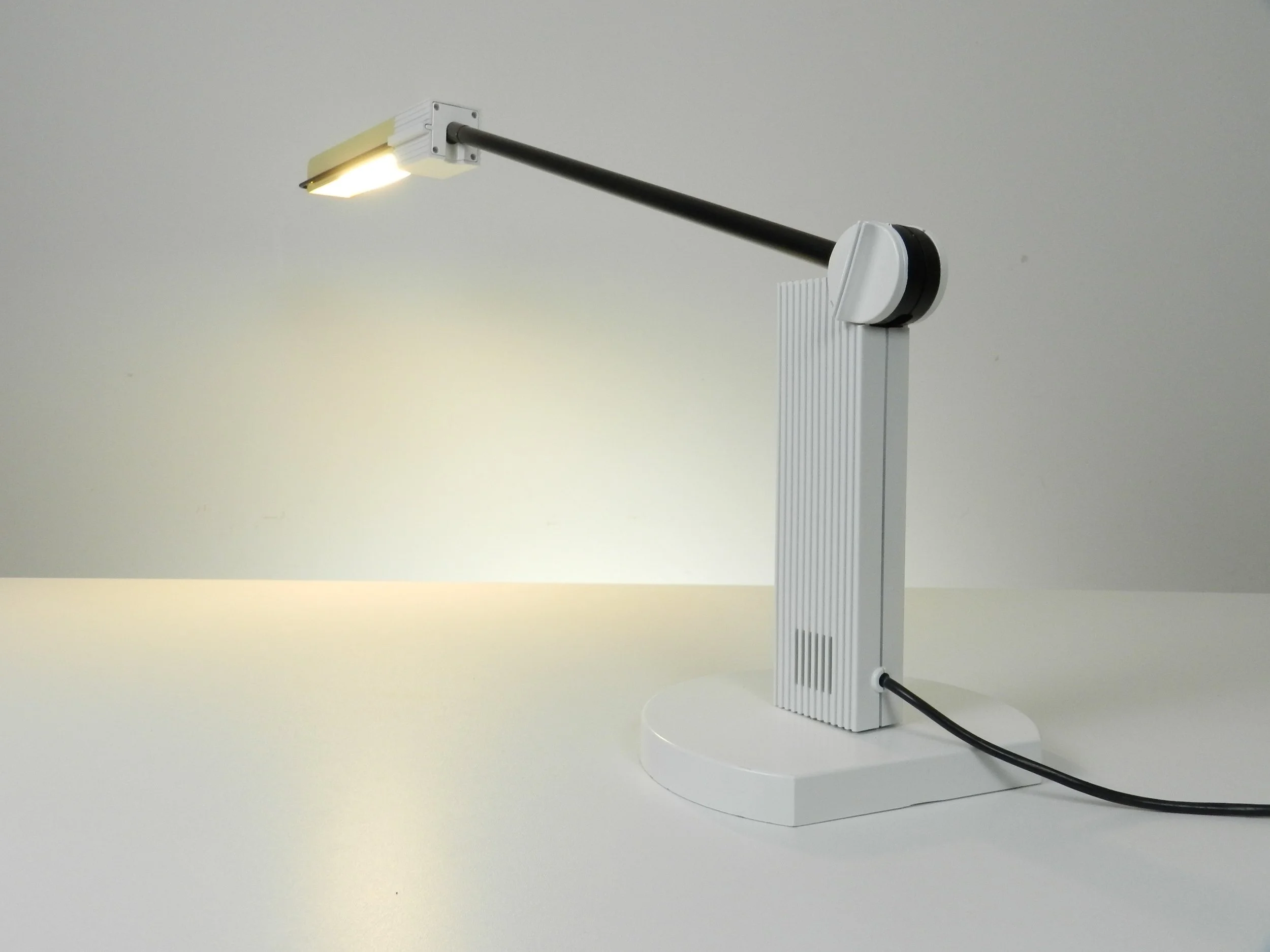 Post modern “Alistro Tavolo” desk lamp designed by Ernesto Gismonde for Artemide.  Italy, 1983.