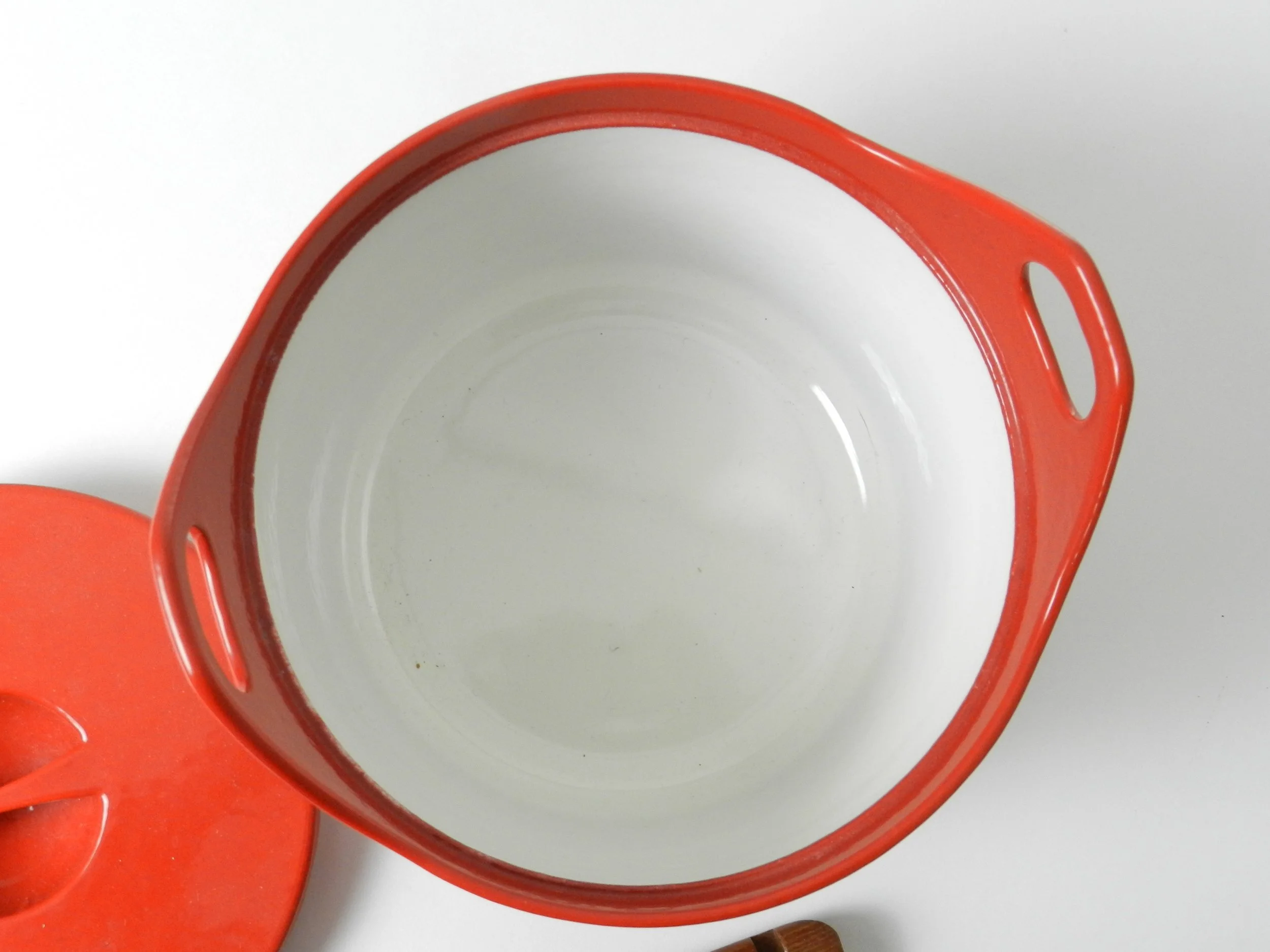 Enameled cast iron pot with lid and removable teak handle designed by Timo Sarpenava for Rosenlew. Oven or stovetop.  Finland, 1960s.