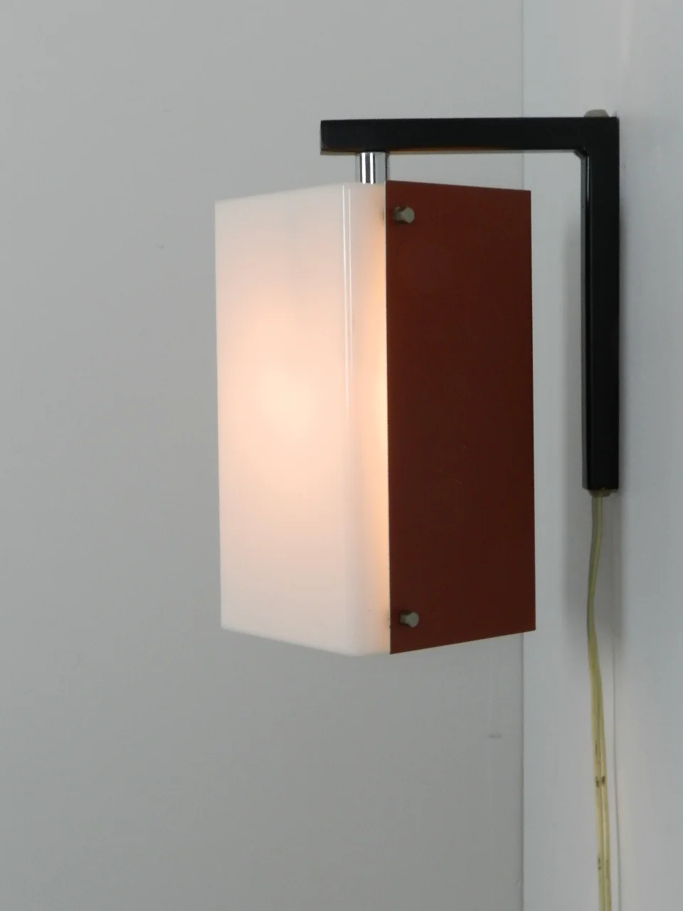 Wall lamp with pivoting shade in enameled metal and acrylic.  Netherlands, 1960s.