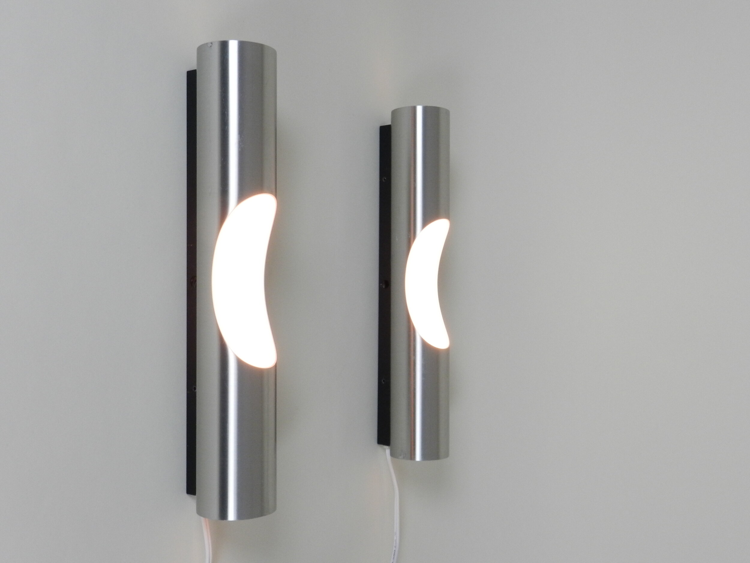 Pair of “Fuga” wall lamps in aluminum, designed by Maija Liisa Komulainen for Raak.  The Netherlands, 1960s.