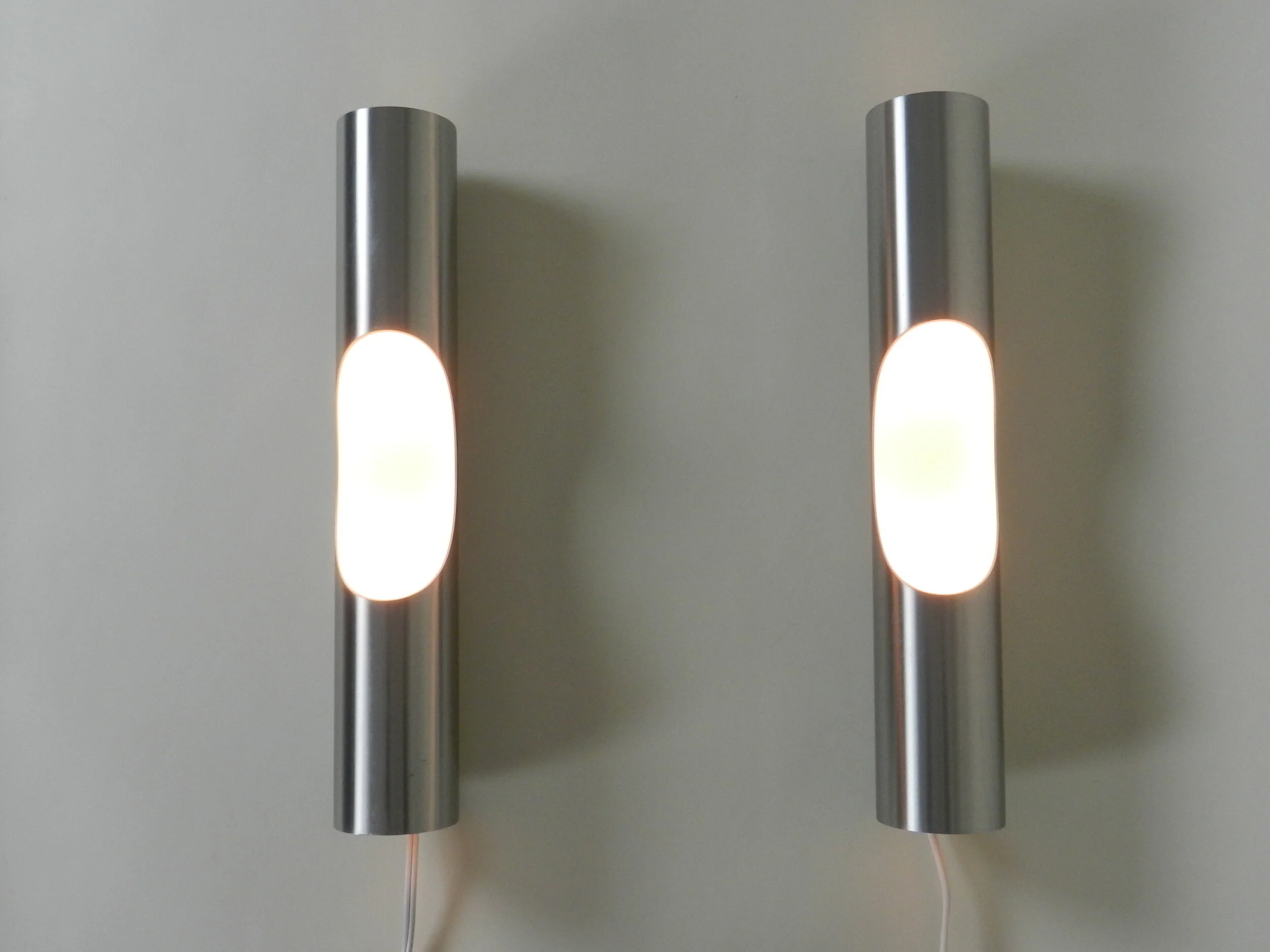 Pair of “Fuga” wall lamps in aluminum, designed by Maija Liisa Komulainen for Raak.  The Netherlands, 1960s.